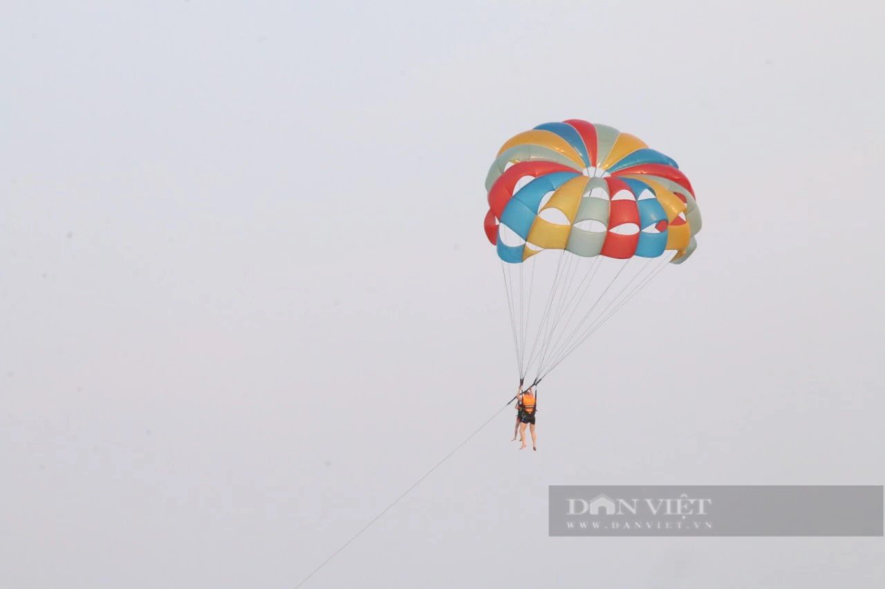 Nắng nóng, người dân và du khách ùn ùn đổ về các bãi biển Đà Nẵng "giải nhiệt"- Ảnh 5.