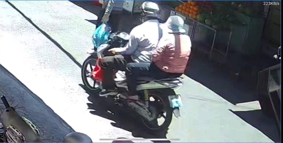 TIN NÓNG 24 GIỜ QUA: Đốt 4 xe máy trên xe chuyên dụng của CSGT; vào tiệm cuỗm vàng rồi tẩu thoát- Ảnh 4.