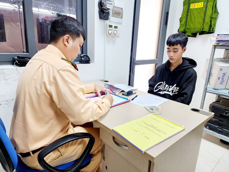 Bốc đầu xe mô tô phân khối lớn lúc 1h sáng để... lấy le với bạn nữ- Ảnh 1.
