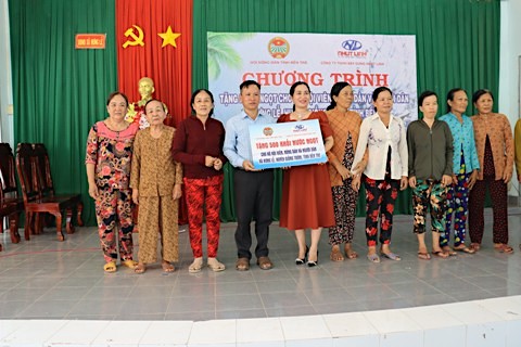 Hội Nông dân tỉnh Bến Tre tặng nước ngọt cho người dân vùng khô hạn- Ảnh 1.