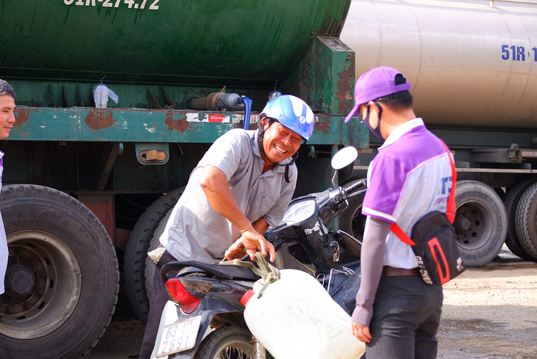Giọt nước mát giữa mùa nắng hạn - Ảnh 1.