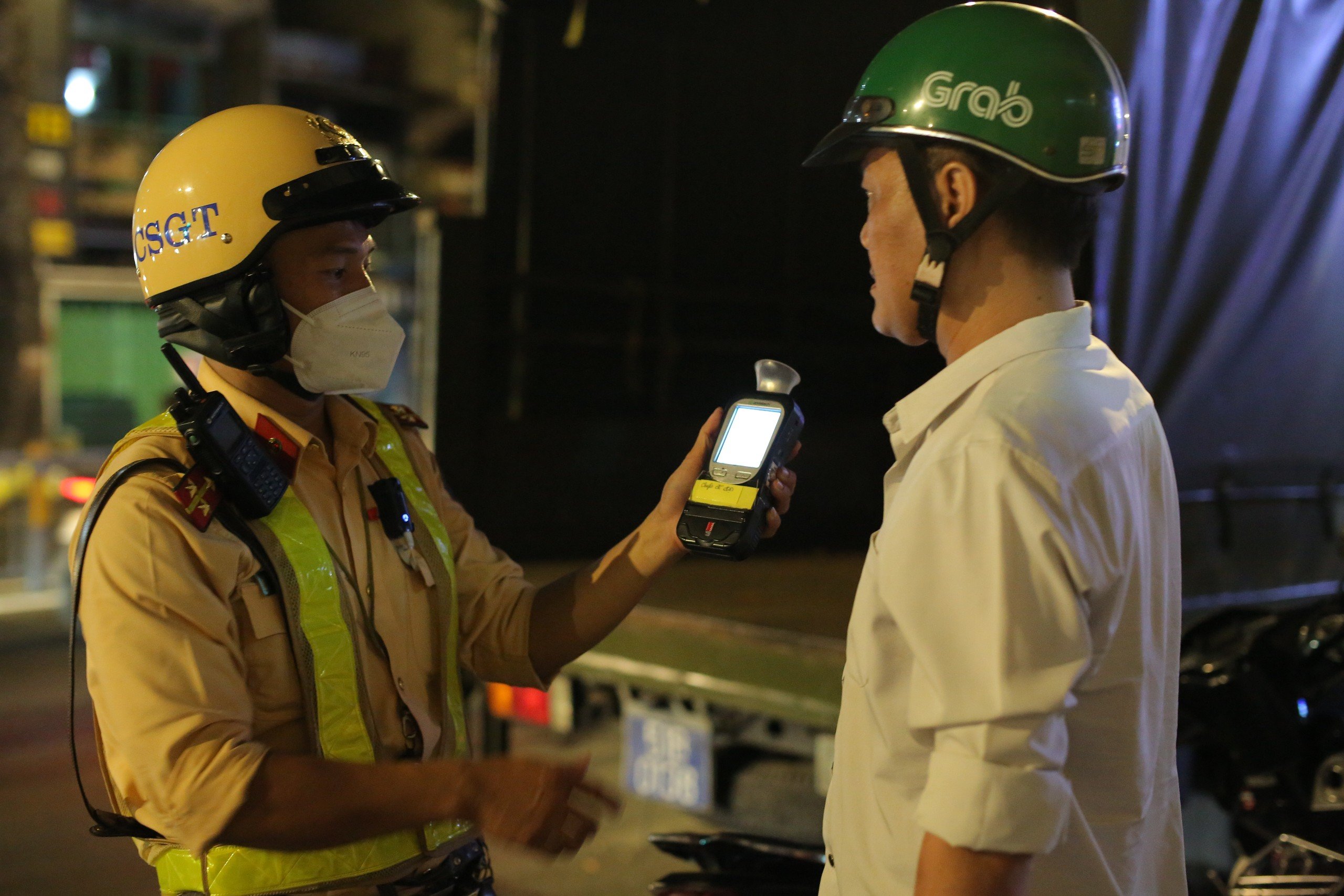 Uống bia rồi đón khách, tài xế bị CSGT thổi phạt kịch khung nói “vẫn còn tỉnh táo”- Ảnh 1.