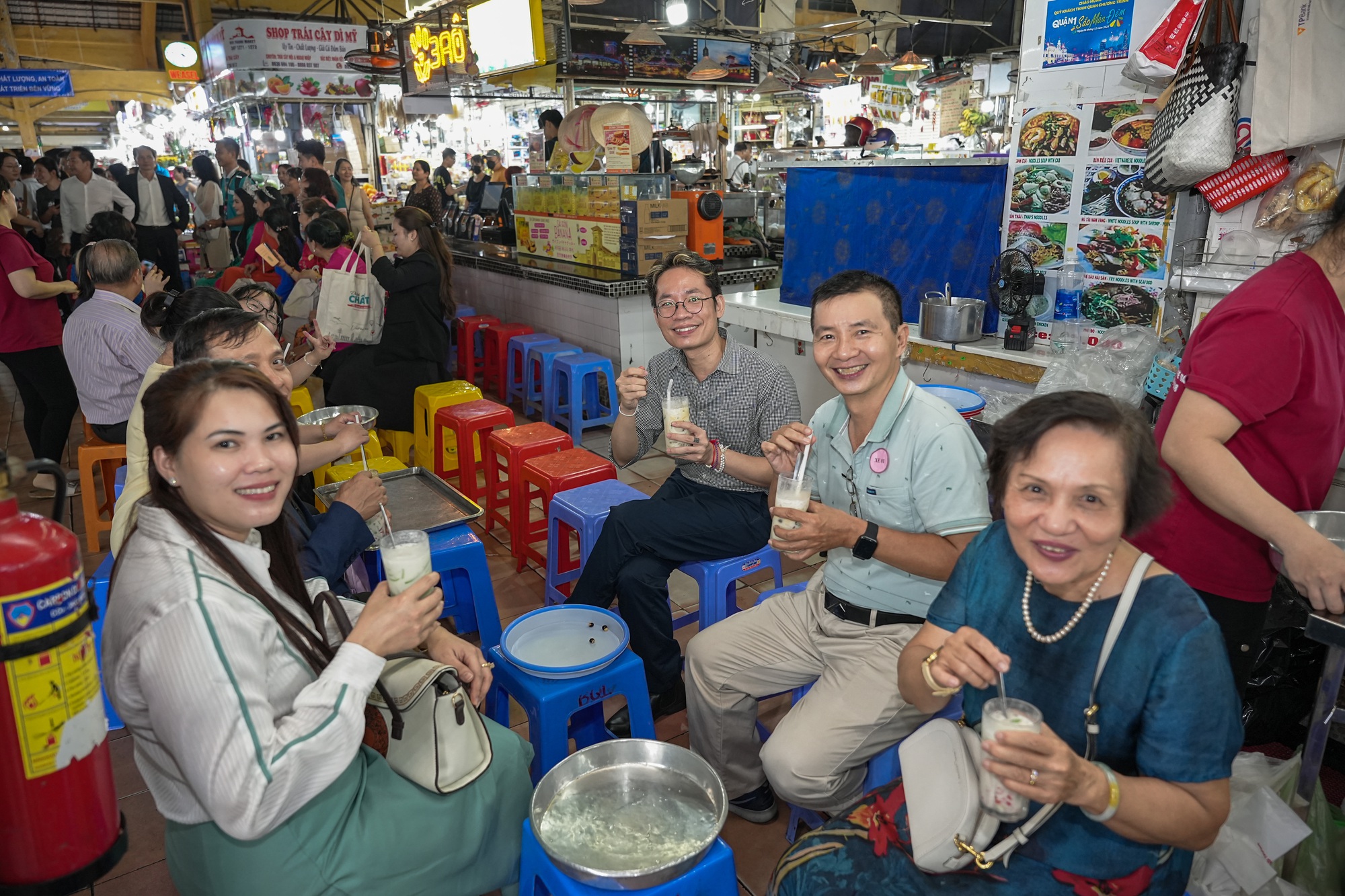 TP.HCM tung ưu đãi tour, khách sạn, sale sập sàn tại trung tâm thương mại - Ảnh 1.