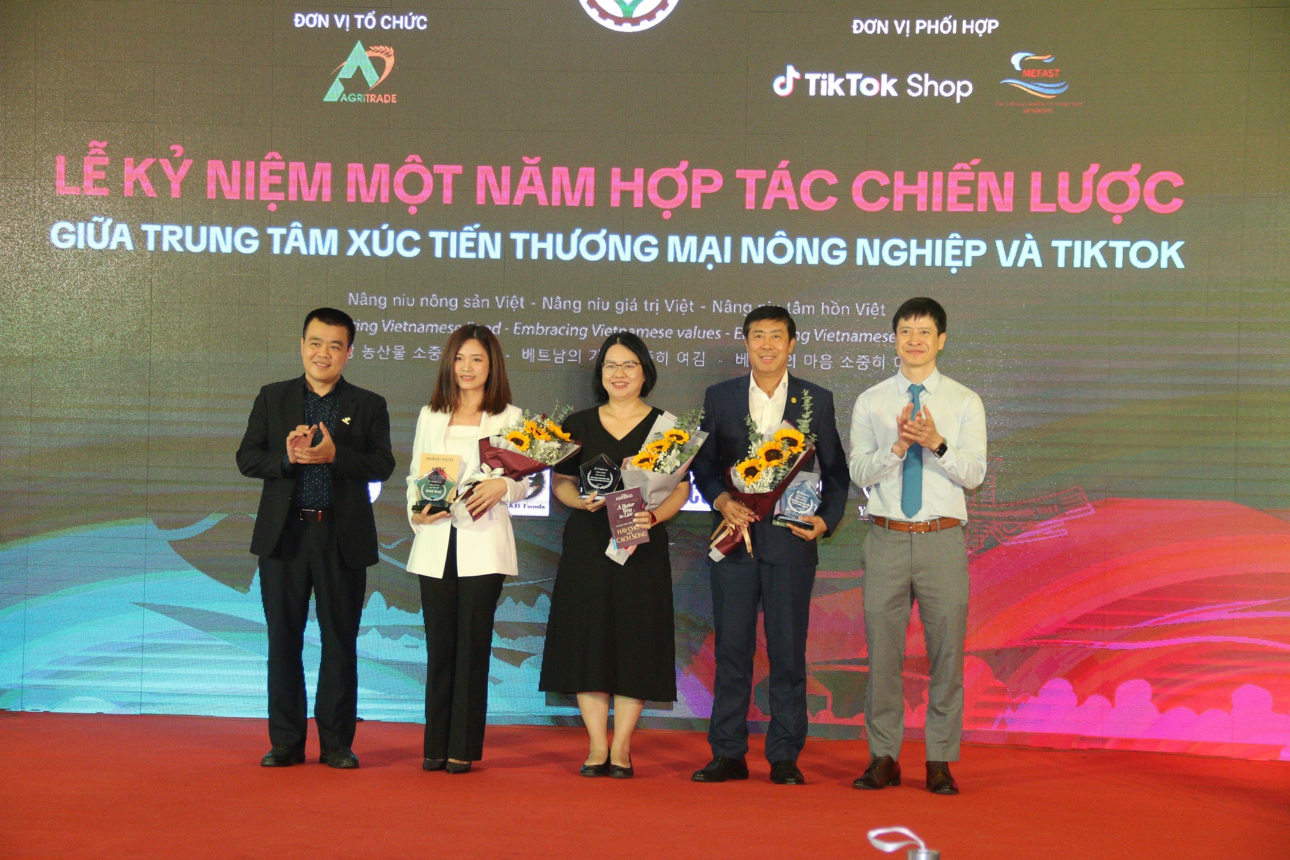 Thu hút 1,4 tỷ lượt xem, thu về hơn 100 tỷ đồng từ bán nông sản trên nền tảng TikTok- Ảnh 2.