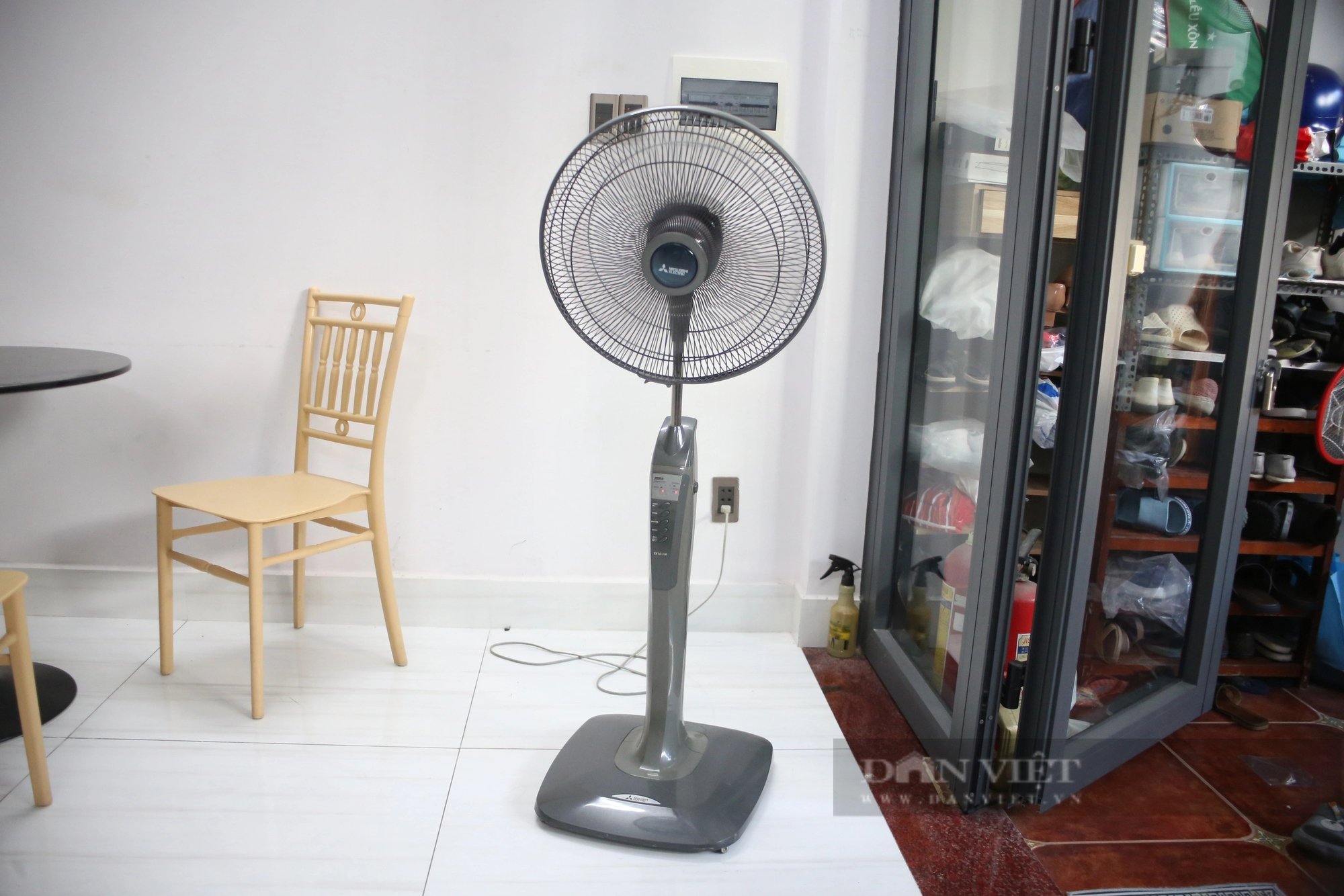 Cao điểm nắng nóng ở TP.HCM (Bài cuối): Người Sài Gòn hiến kế tiết kiệm điện để hóa đơn không "nhảy múa" - Ảnh 2.
