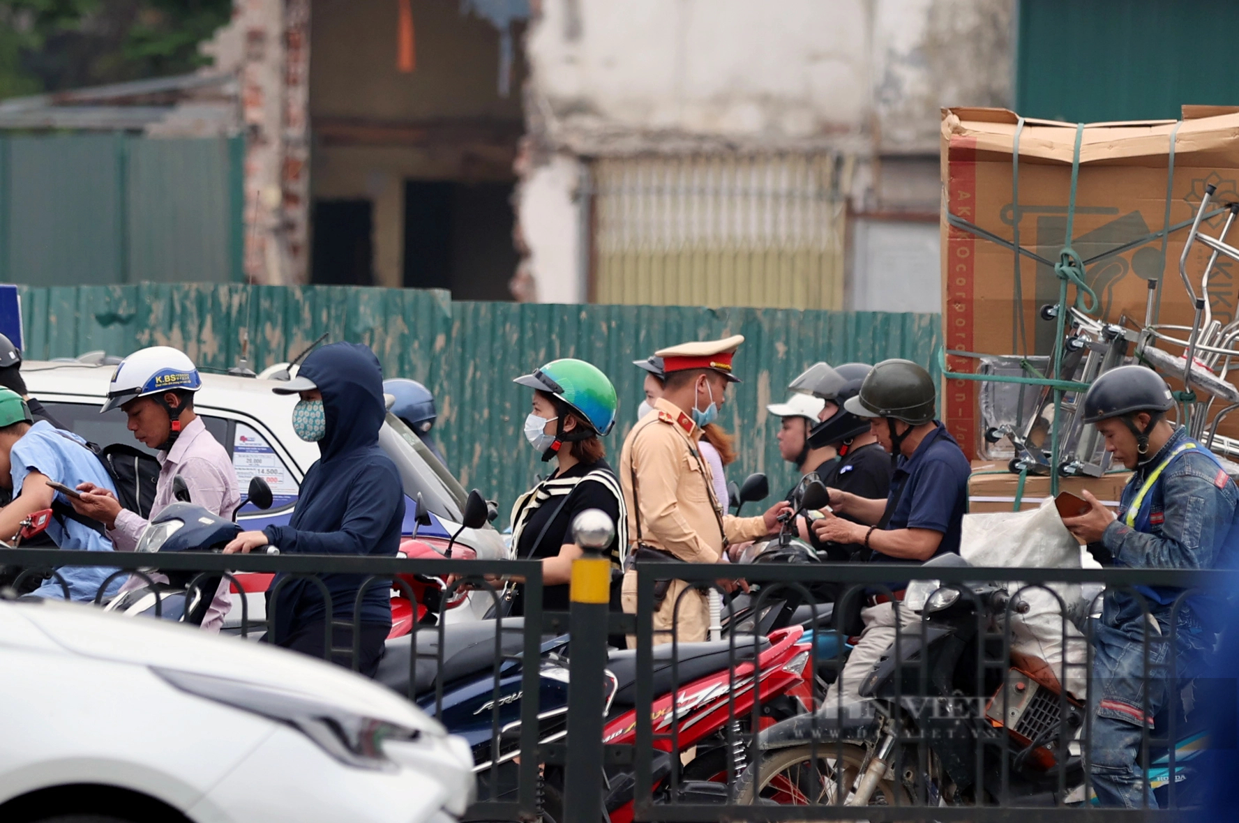 Công an Hà Nội xử lý xe chở hàng cồng kềnh, xe ba bánh phải viết cam kết không vi phạm- Ảnh 5.