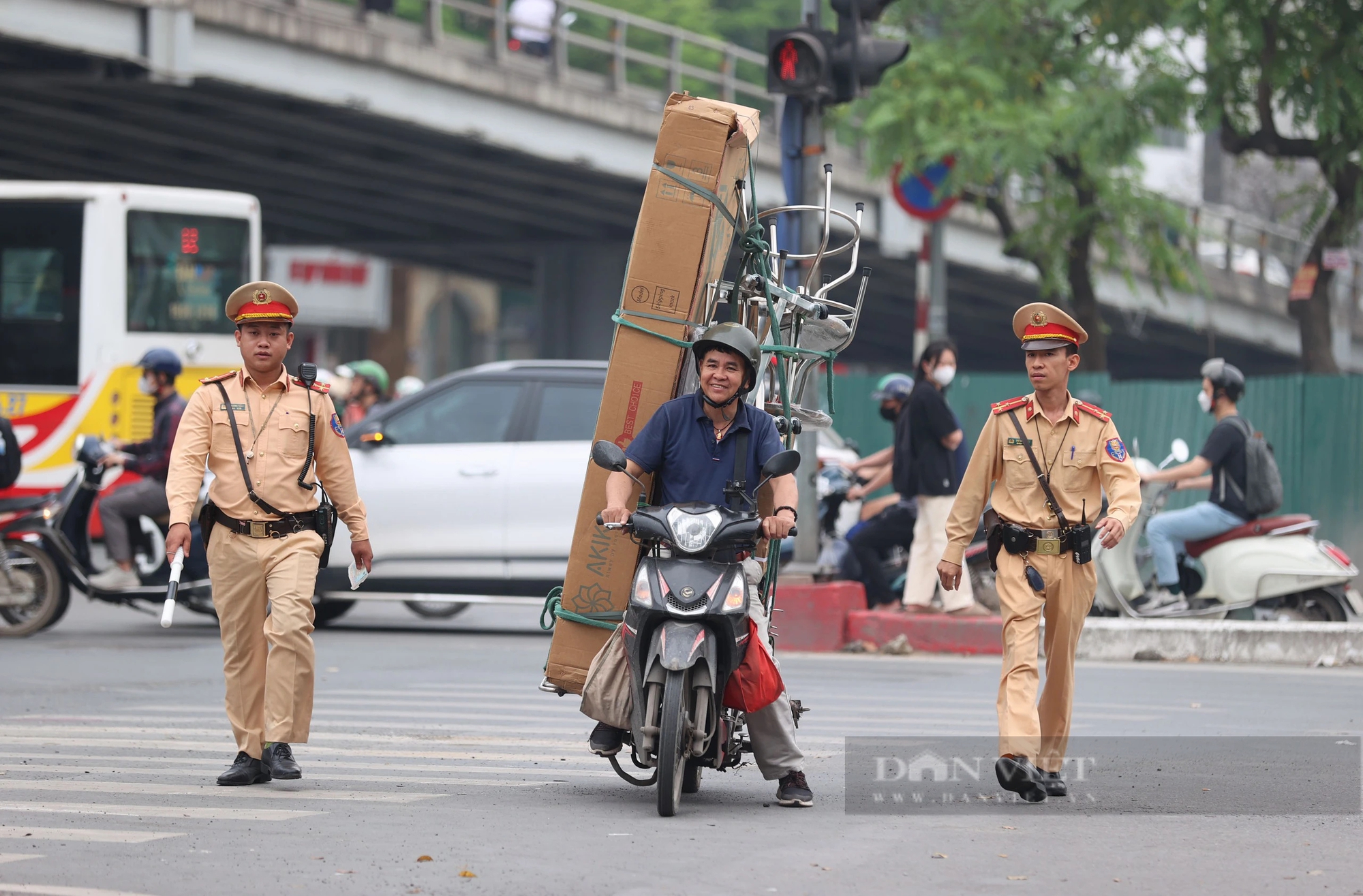 Công an Hà Nội xử lý xe chở hàng cồng kềnh, xe ba bánh phải viết cam kết không vi phạm- Ảnh 6.