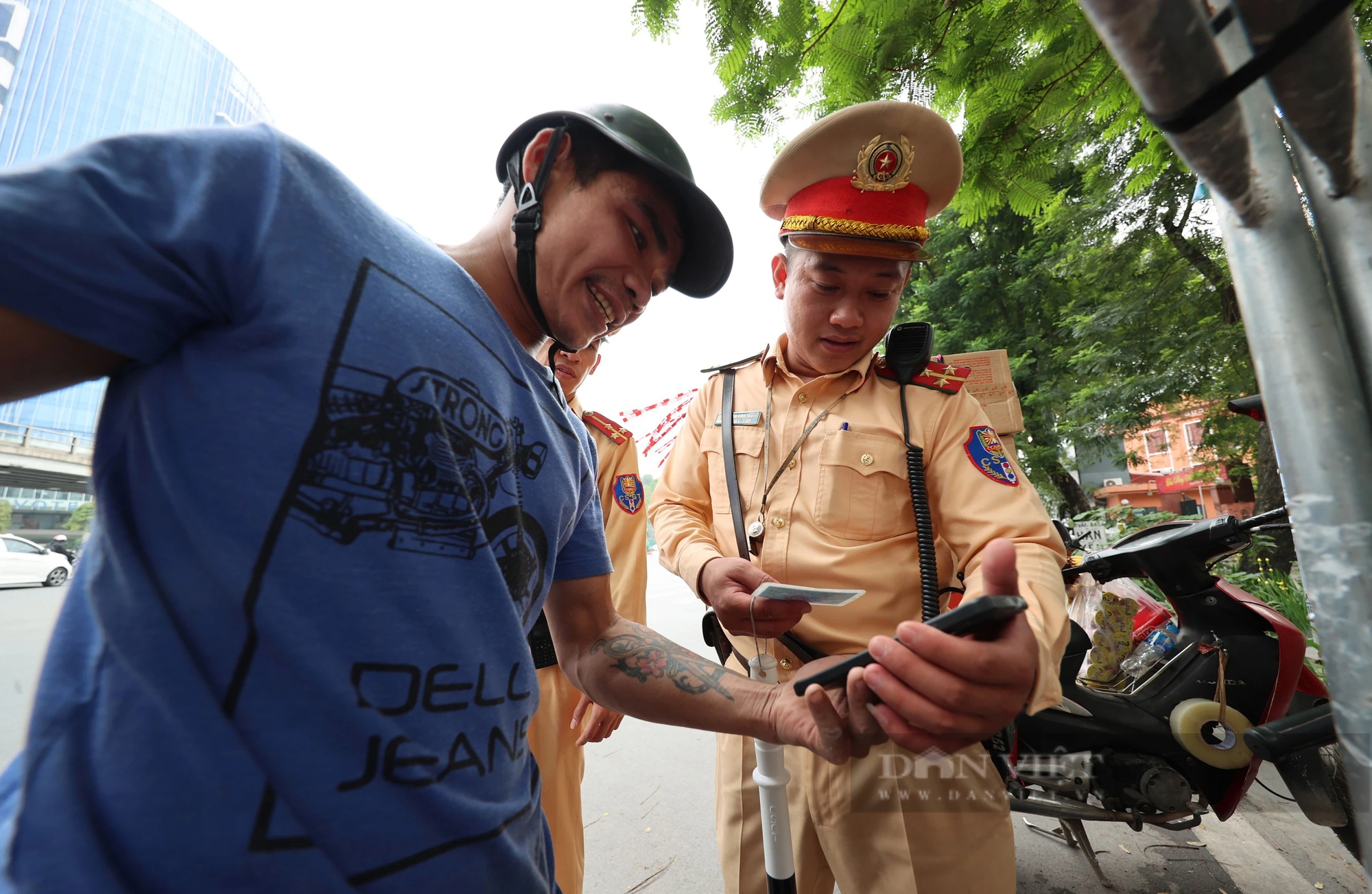 Công an Hà Nội xử lý xe chở hàng cồng kềnh, xe ba bánh phải viết cam kết không vi phạm- Ảnh 10.