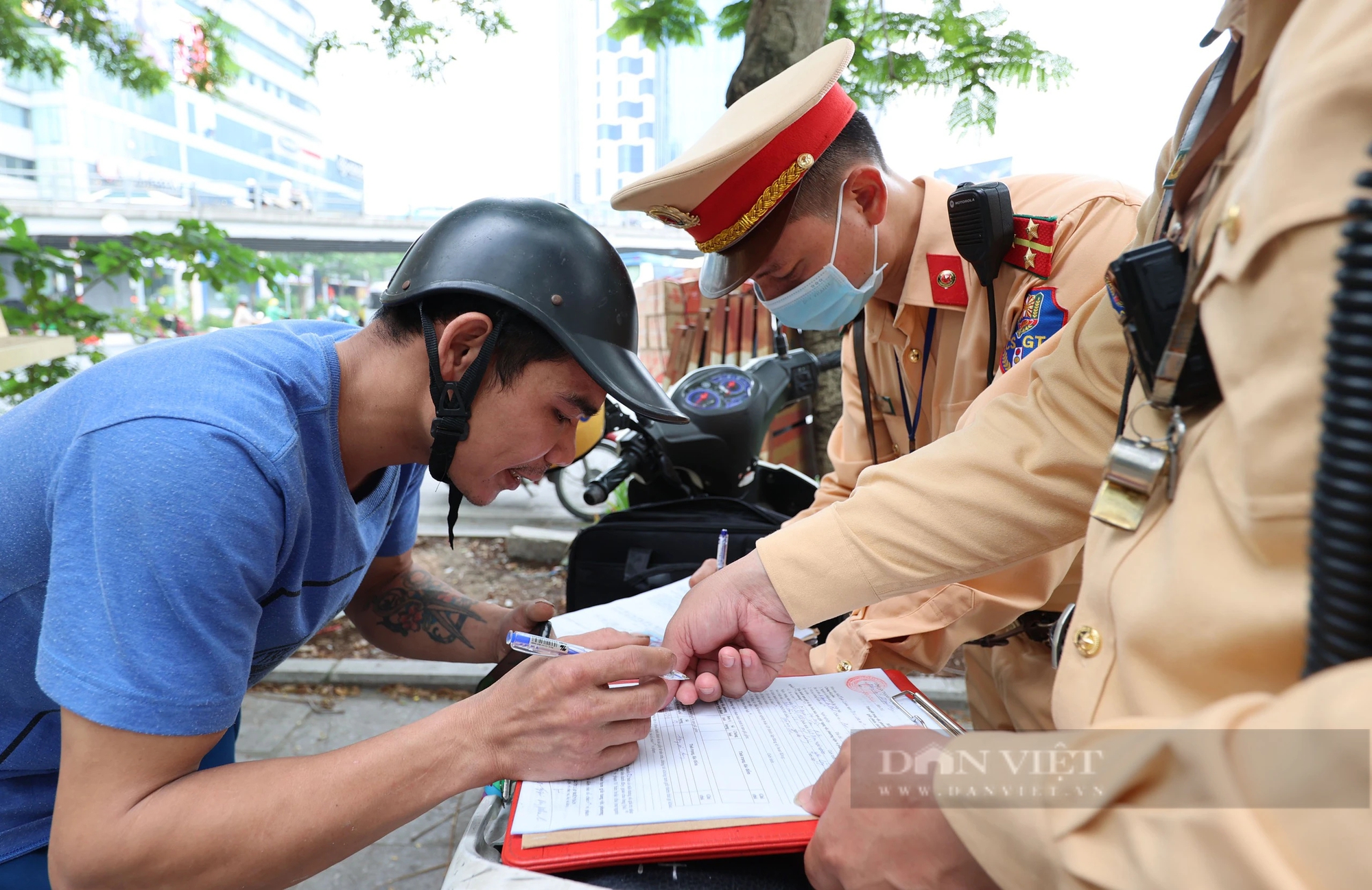 Công an Hà Nội xử lý xe chở hàng cồng kềnh, xe ba bánh phải viết cam kết không vi phạm- Ảnh 11.