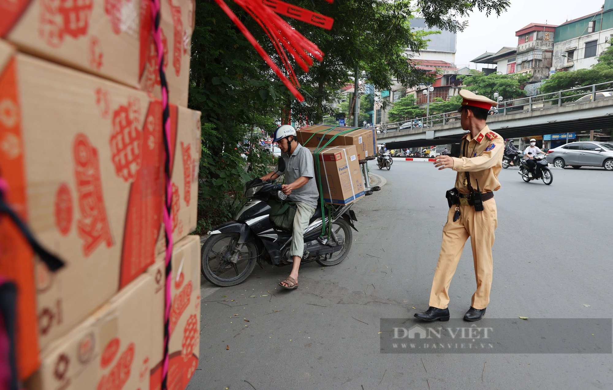 Công an Hà Nội xử lý xe chở hàng cồng kềnh, xe ba bánh phải viết cam kết không vi phạm- Ảnh 12.
