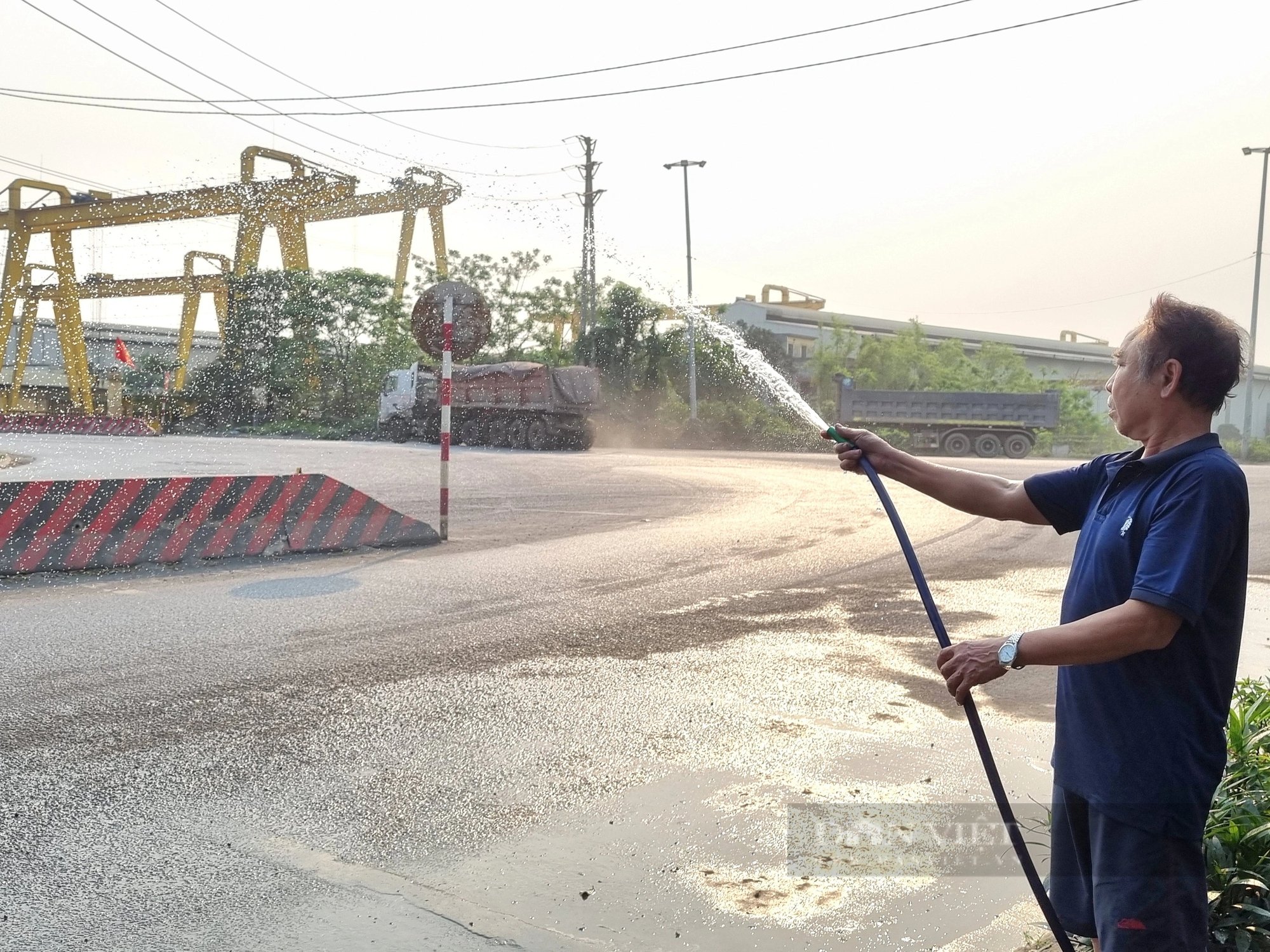 Ninh Bình: Dân khổ sở vì sống bên tuyến đường bụi bặm dày đặc- Ảnh 1.