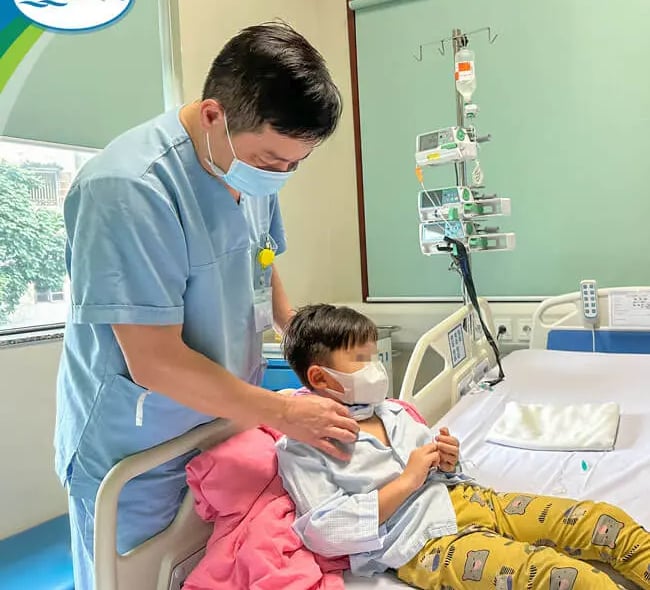 Ngã vào kệ kê ti vi, bé trai 7 tuổi vỡ khí quản- Ảnh 1.