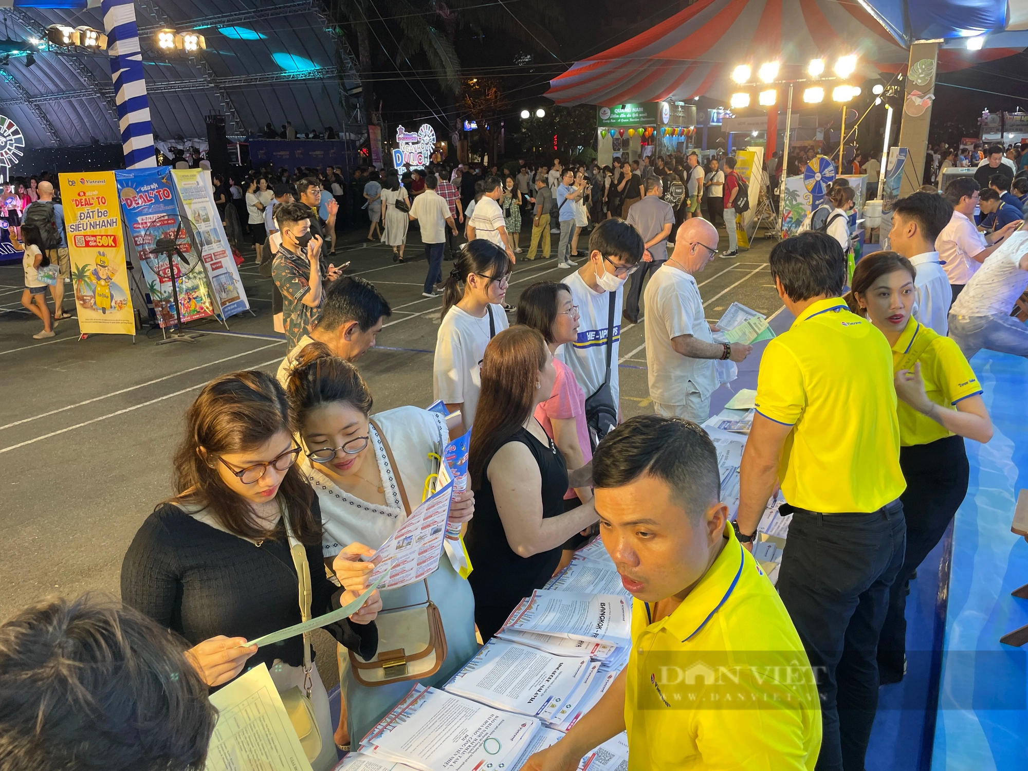 Người dân TP.HCM đổ xô săn tour giá rẻ trong đêm- Ảnh 1.