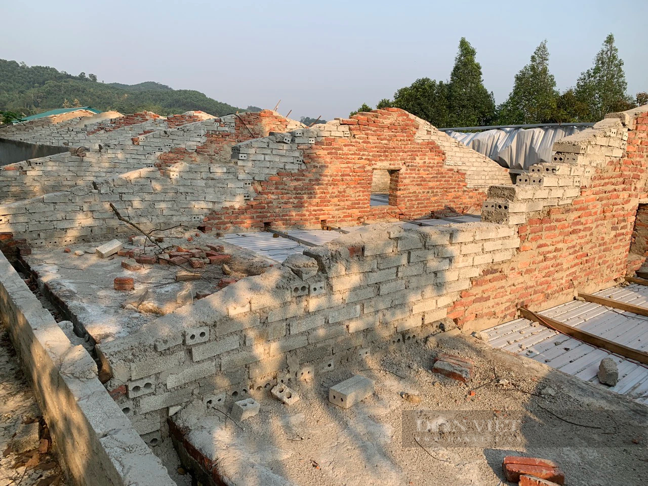 Hà Tĩnh: Trường mầm non tốc mái, đổ sập sau lốc xoáy, gần 100 học sinh không thể tới lớp- Ảnh 1.