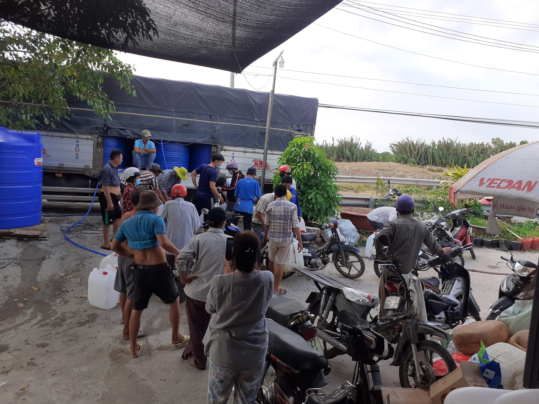 Long An: Chính quyền huy động lực lượng tham gia cấp nước sạch cho dân- Ảnh 4.