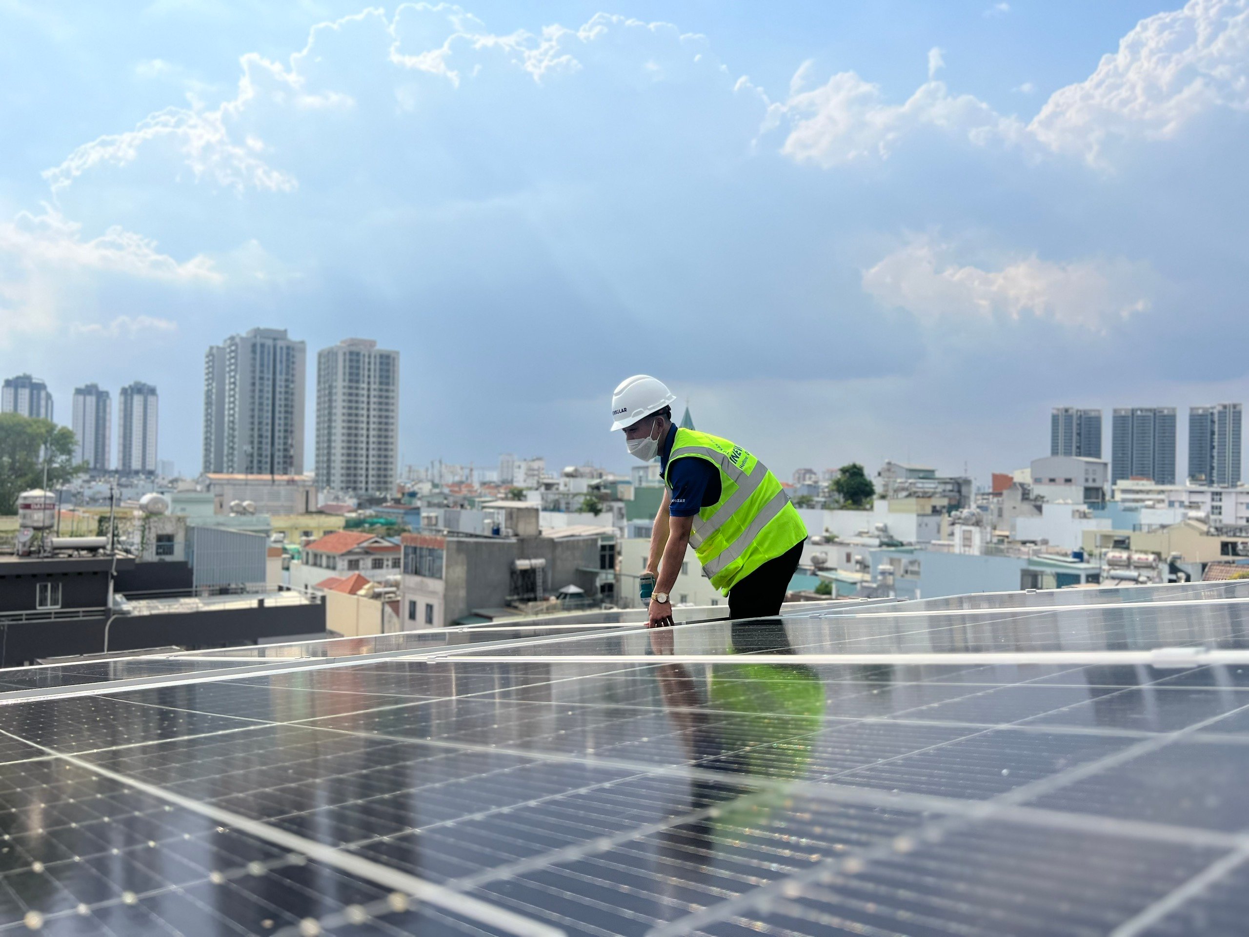 Nhu cầu lắp tấm pin năng lượng mặt trời của người dân ở Khánh Hòa ngày càng tăng cao- Ảnh 1. Nhu cầu lắp tấm pin năng lượng mặt trời của người dân ở Khánh Hòa ngày càng tăng cao- Ảnh 1.