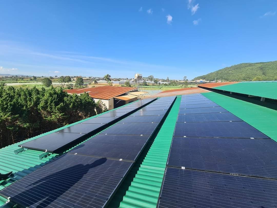 Nhu cầu lắp tấm pin năng lượng mặt trời của người dân ở Khánh Hòa ngày càng tăng cao- Ảnh 2. Nhu cầu lắp tấm pin năng lượng mặt trời của người dân ở Khánh Hòa ngày càng tăng cao- Ảnh 2.