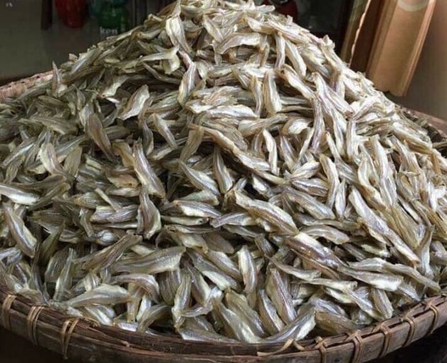 Loại cá đồng "chạy" hàng đàn ngoài sông, suối, xưa chê lên chê xuống, nay hóa đặc sản, kho khế chua ăn "bá cháy"- Ảnh 3.