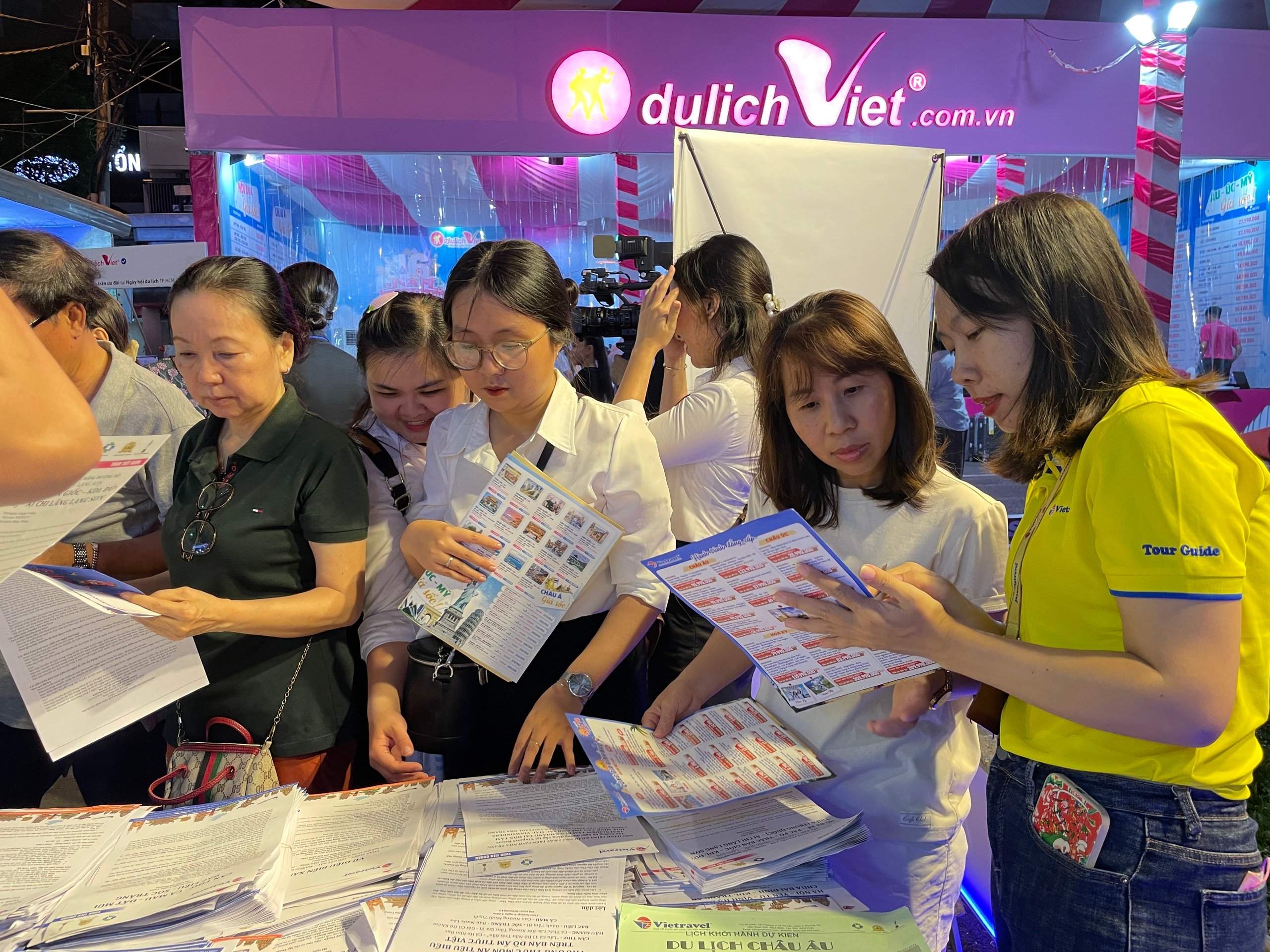 Du khách mạnh tay chi trăm triệu mua tour du lịch hè nước ngoài- Ảnh 3.