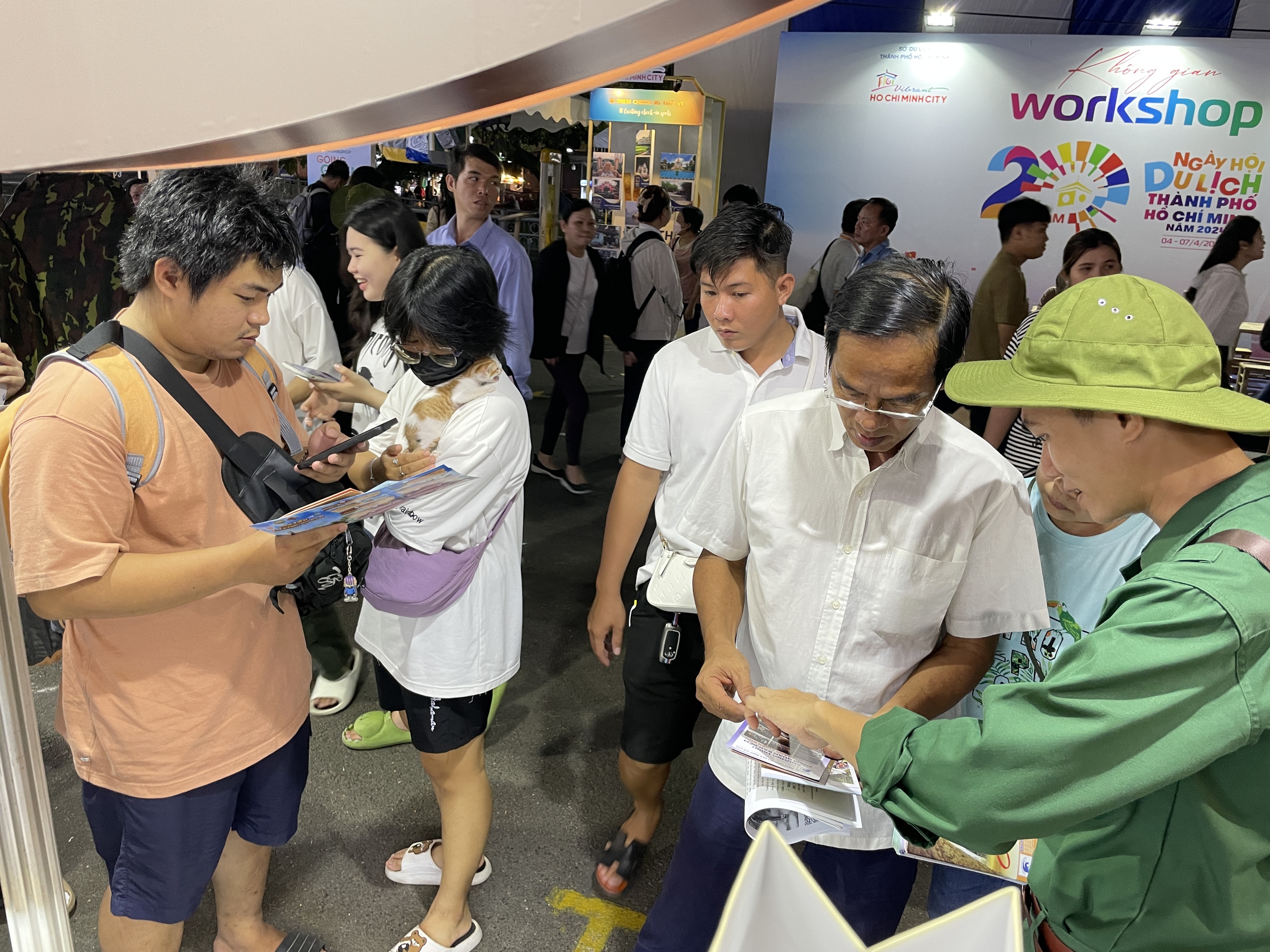 Người dân TP.HCM đổ xô săn tour giá rẻ trong đêm- Ảnh 8.