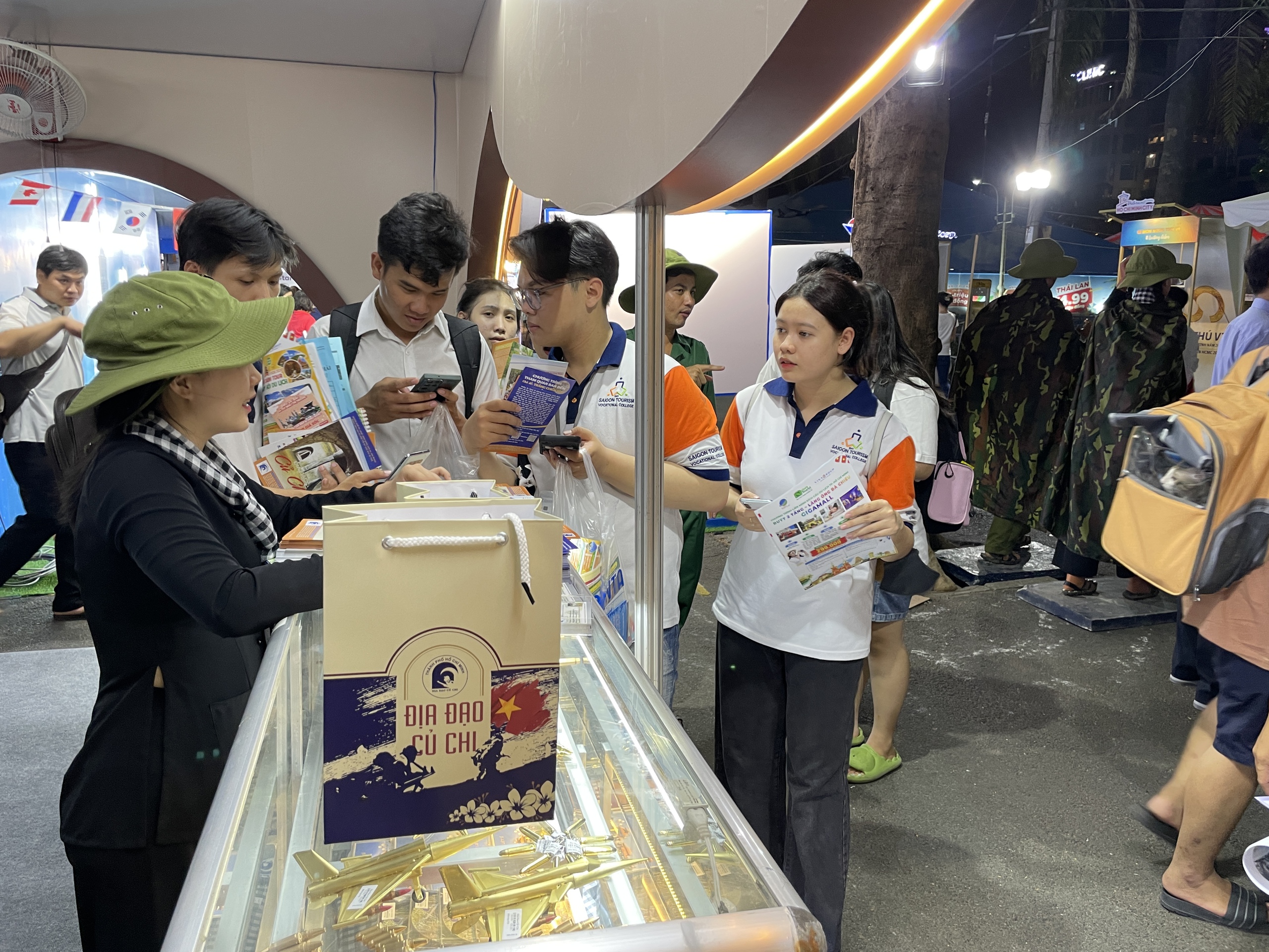 Người dân TP.HCM đổ xô săn tour giá rẻ trong đêm- Ảnh 7.