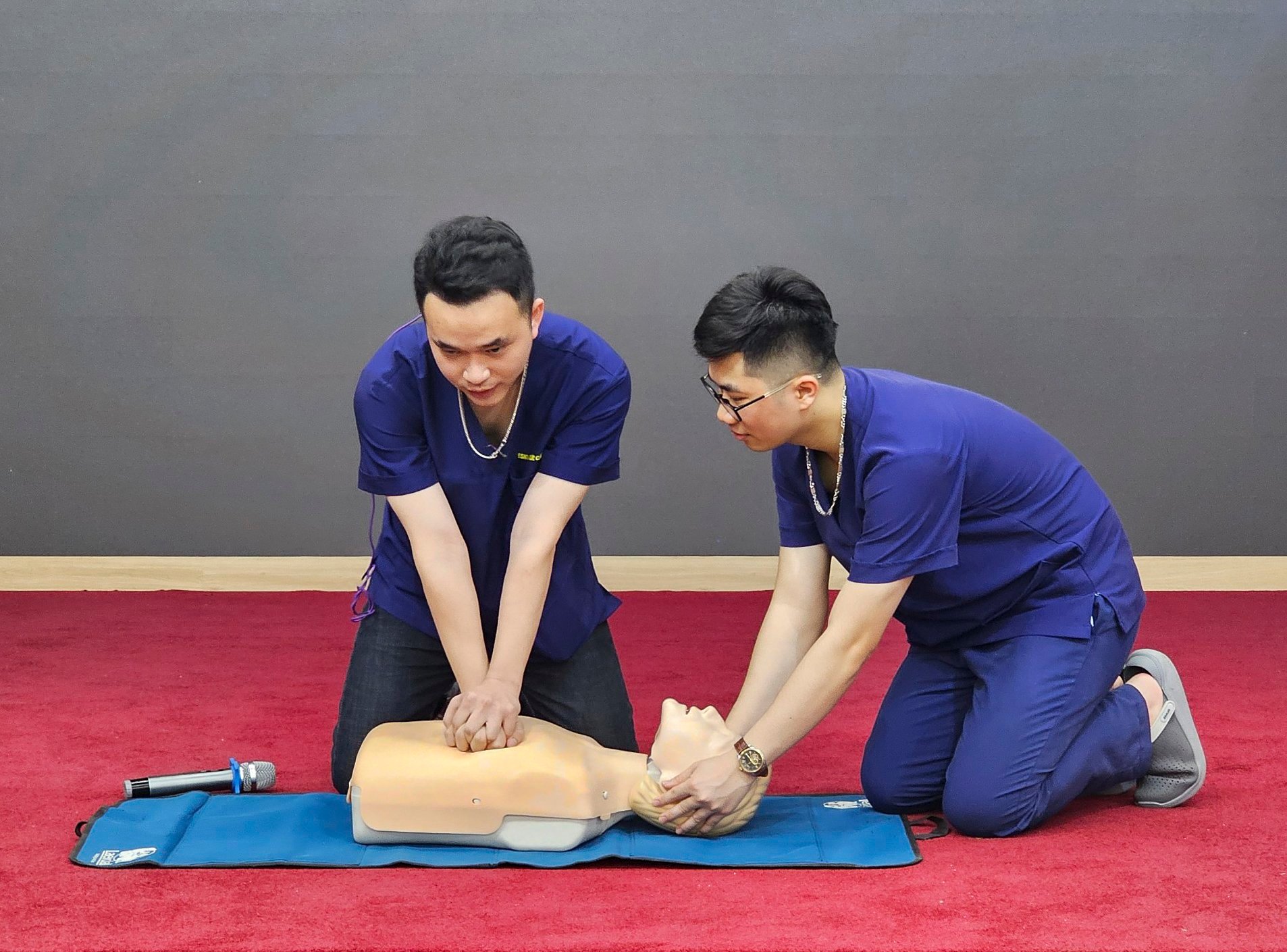 Hồi sinh tim phổi cứu người ngưng tim: Kỹ năng ai cũng cần biết- Ảnh 4.