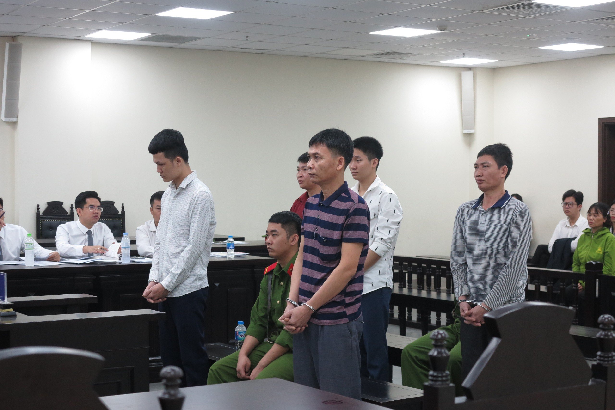 Hỗn chiến kinh hoàng vì... mâu thuẫn “giành chân” đánh tá lả- Ảnh 1.