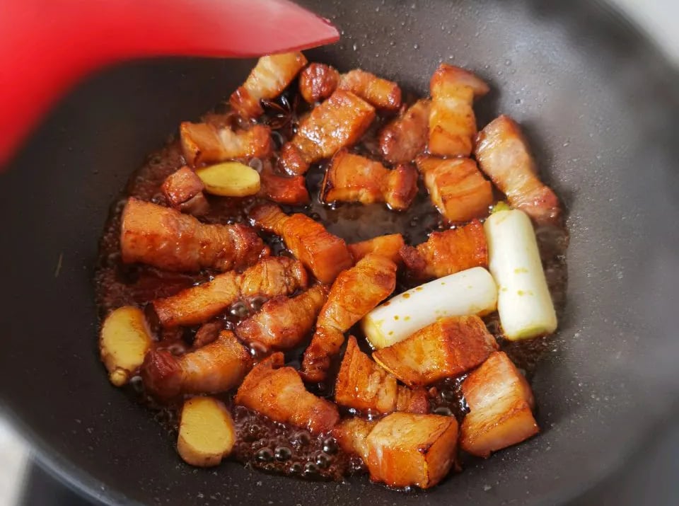 Kho thịt thay vì cho nước, hãy dùng nguyên liệu này sẽ thịt mềm thơm lại ngon- Ảnh 2.