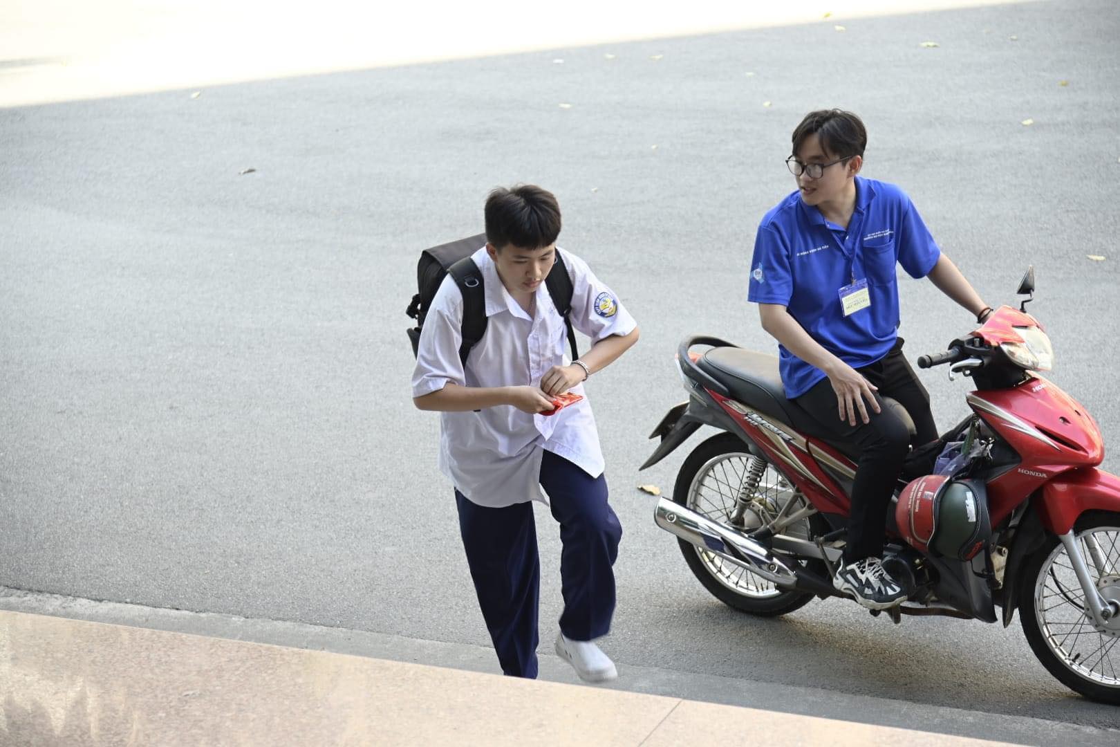 Nhiều thí sinh nhầm điểm thi, quên giấy tờ... khi đi thi đánh giá năng lực ĐH Quốc gia TP.HCM sáng nay- Ảnh 3.