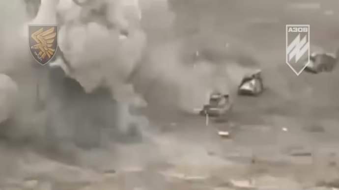 Lữ đoàn Azov khét tiếng của Ukraine khoe cảnh phá tan đoàn xe Nga- Ảnh 1.