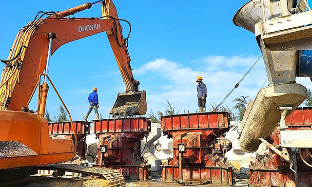 Đê chắn sóng 250 tỷ cho cảng Bến Đình ở Quảng Ngãi hiện đã làm đến đâu?- Ảnh 7. Đê chắn sóng 250 tỷ cho cảng Bến Đình ở Quảng Ngãi hiện đã làm đến đâu?- Ảnh 7.