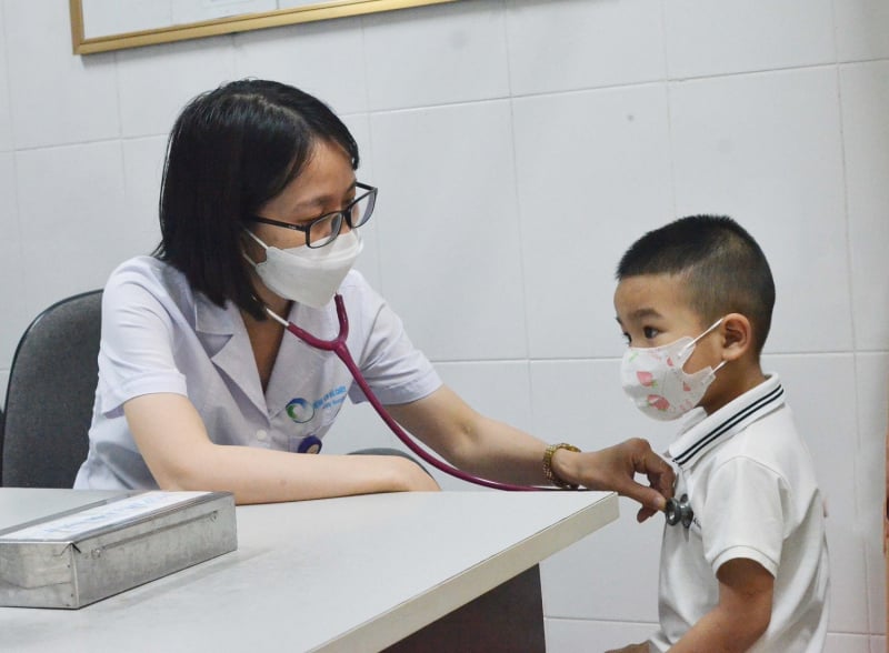 Giao mùa, nhiều người mắc cúm mùa, lo ngại biến chứng nặng- Ảnh 2.