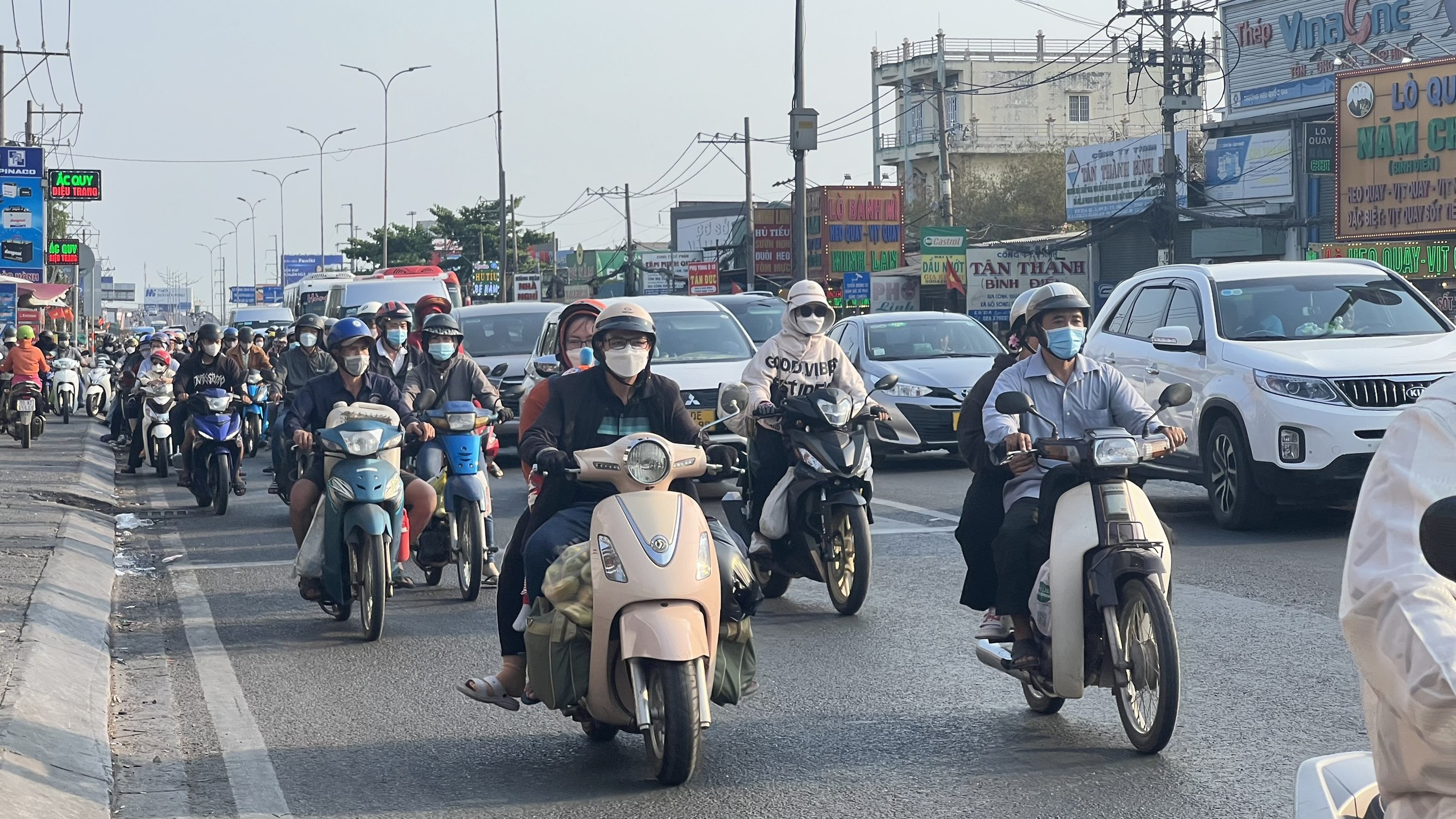 Người dân trở lại TP.HCM sau lễ: Phía Đông thoáng, kẹt xe hướng miền Tây - Ảnh 5.