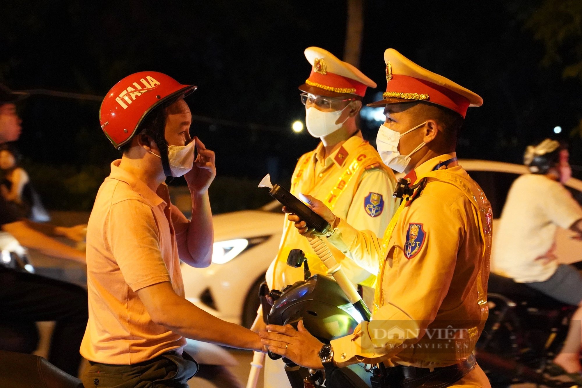 Vi phạm nồng độ cồn, tài xế nói "mức phạt cao lắm, tôi xác định bỏ xe"- Ảnh 3.