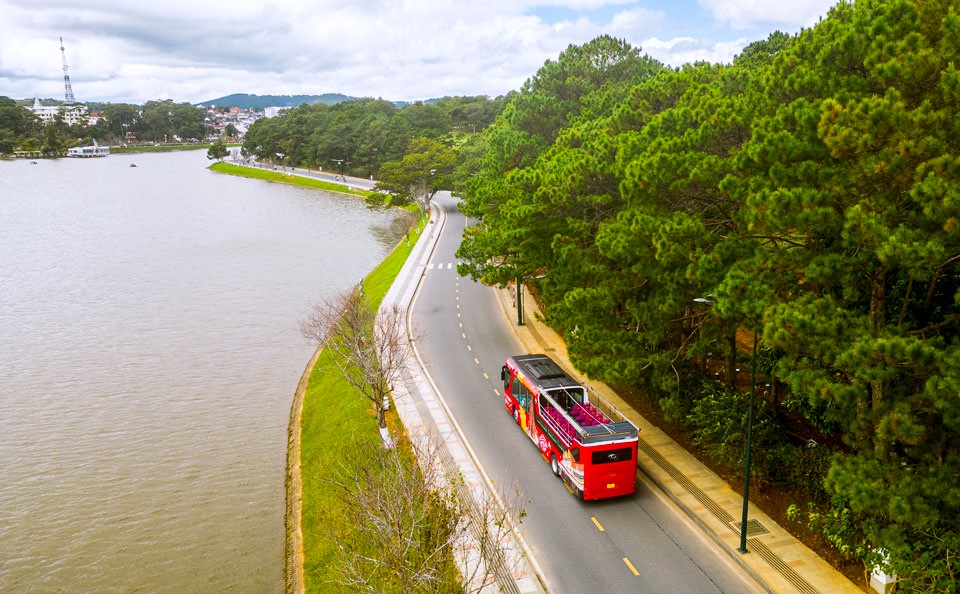 Đà Lạt gia hạn thời gian hoạt động thí điểm xe bus du lịch 2 tầng - Ảnh 2.