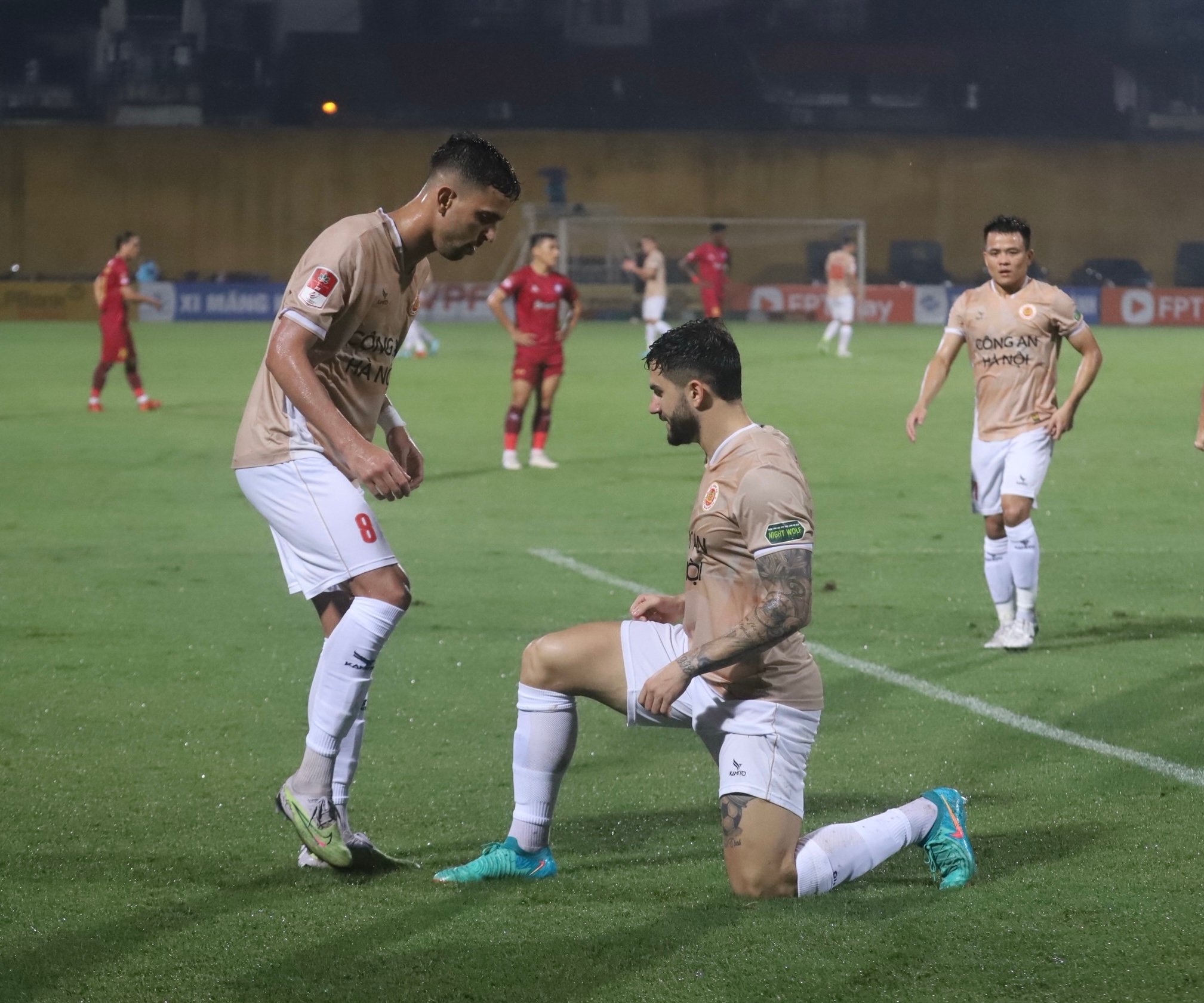 Ngoại binh lập “hat-trick", CLB CAHN hạ Khánh Hoà trong trận “thuỷ chiến"- Ảnh 7.