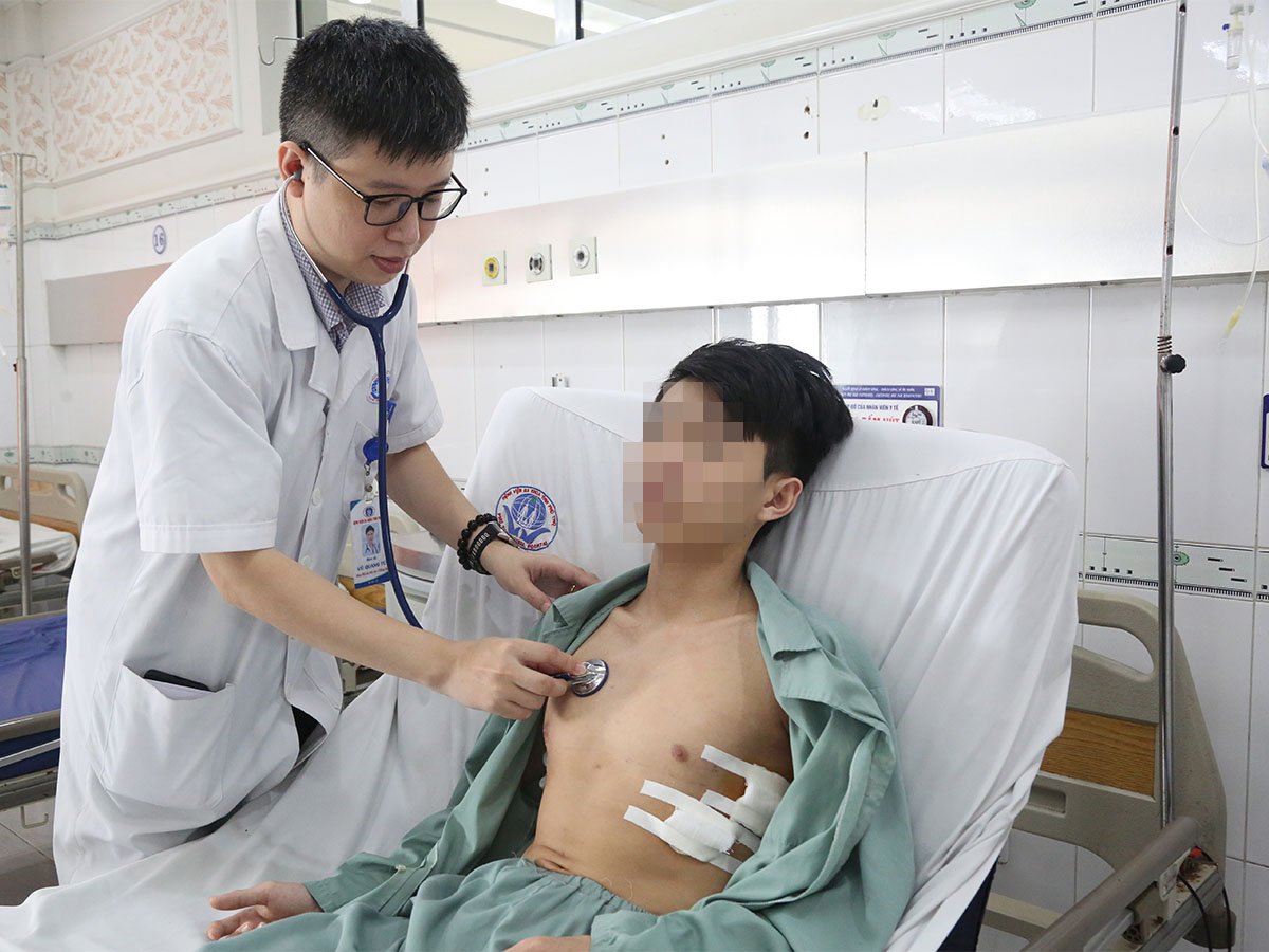 Lõm ngực bẩm sinh, thiếu niên 16 tuổi tự ti, yếu ớt- Ảnh 2.