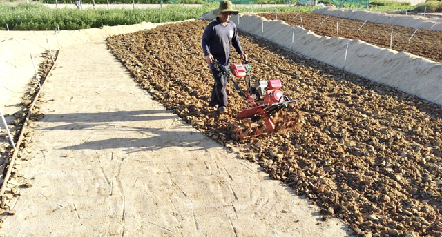 Trung tâm dịch vụ Nông nghiệp Lý Sơn lên tiếng vụ máy xới đất cấp hỗ trợ nằm trong thùng- Ảnh 1. Trung tâm dịch vụ Nông nghiệp Lý Sơn lên tiếng vụ máy xới đất cấp hỗ trợ nằm trong thùng- Ảnh 1.