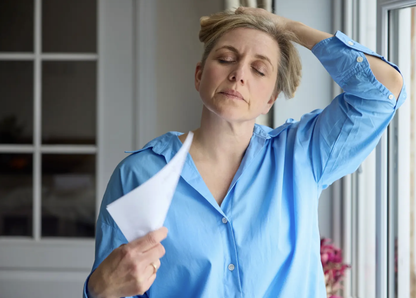 Phụ nữ mãn kinh sớm phải đối mặt với rủi ro gì?- Ảnh 2.