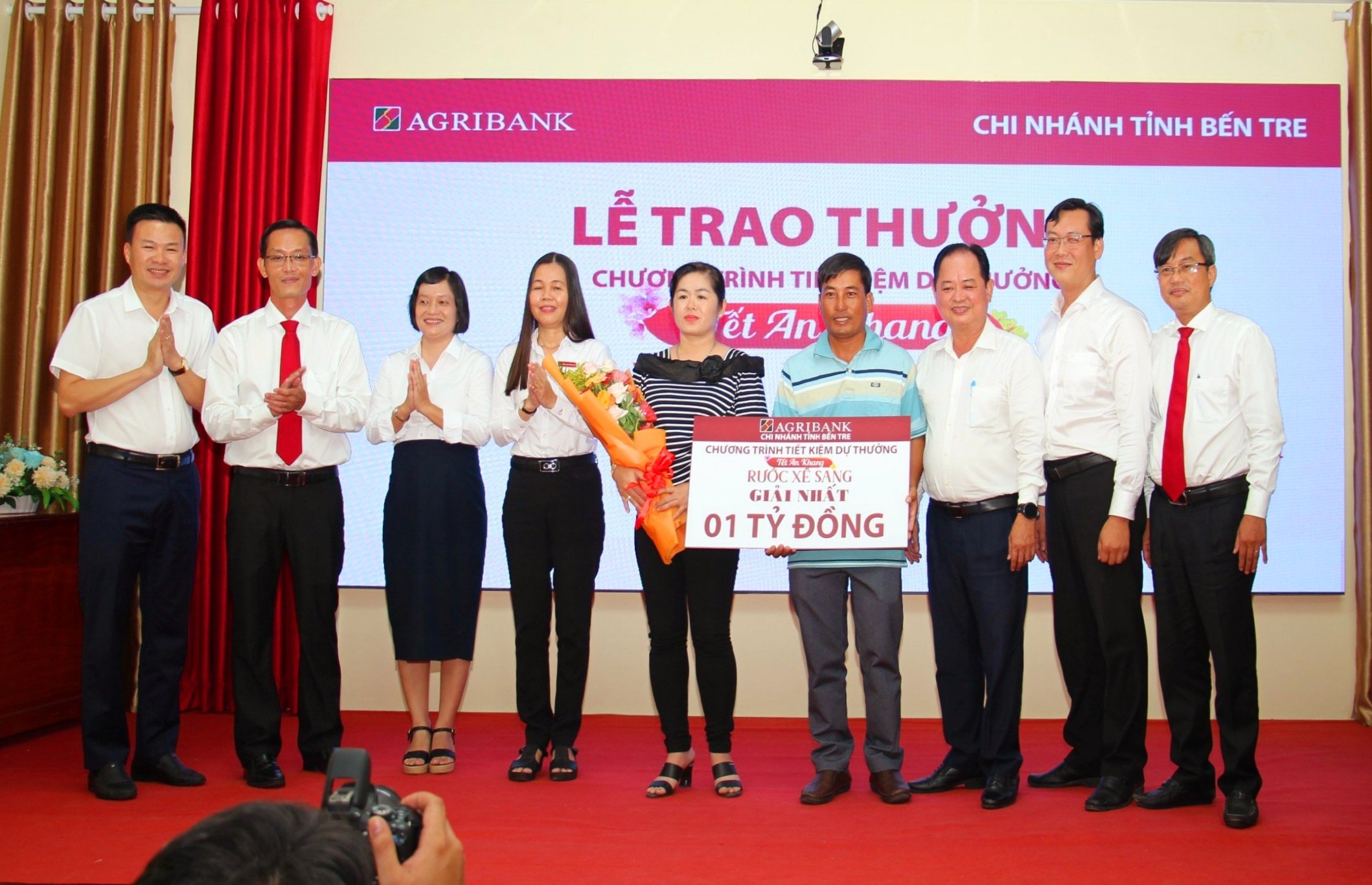 Khách hàng gửi tiết kiệm tại Agribank Chi nhánh tỉnh Bến Tre may mắn trúng giải Nhất trị giá 1 tỉ đồng- Ảnh 5.