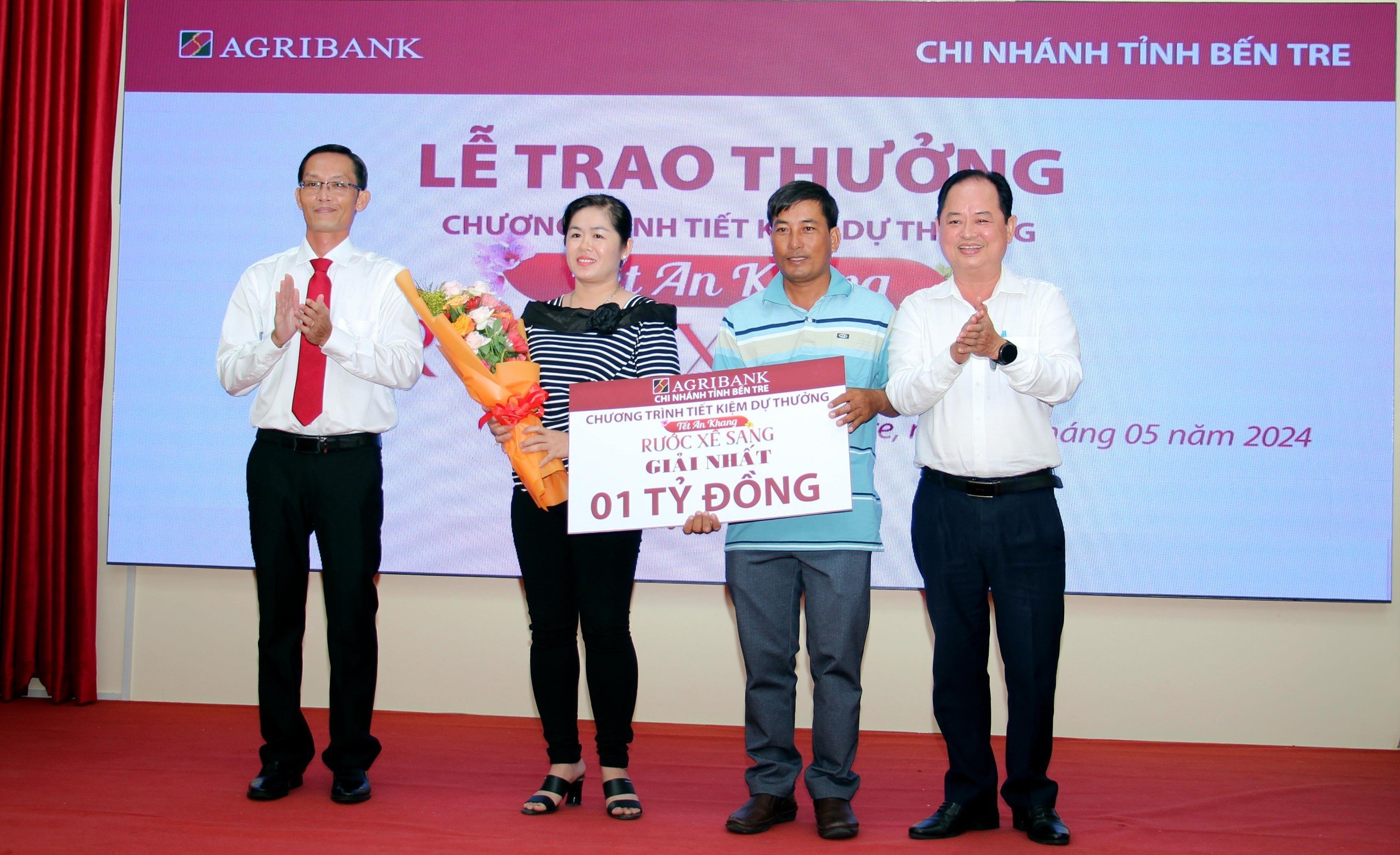 Khách hàng gửi tiết kiệm tại Agribank Chi nhánh tỉnh Bến Tre may mắn trúng giải Nhất trị giá 1 tỉ đồng- Ảnh 2.