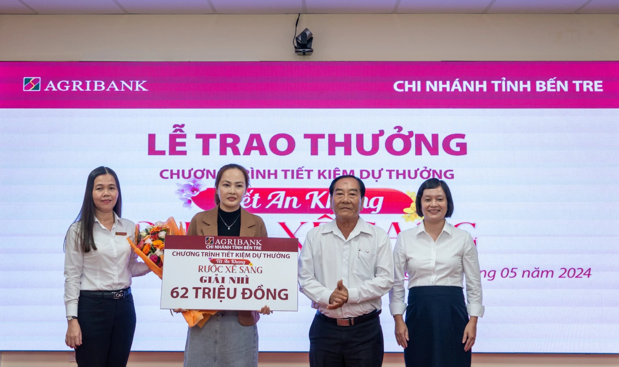 Khách hàng gửi tiết kiệm tại Agribank Chi nhánh tỉnh Bến Tre may mắn trúng giải Nhất trị giá 1 tỉ đồng- Ảnh 3.