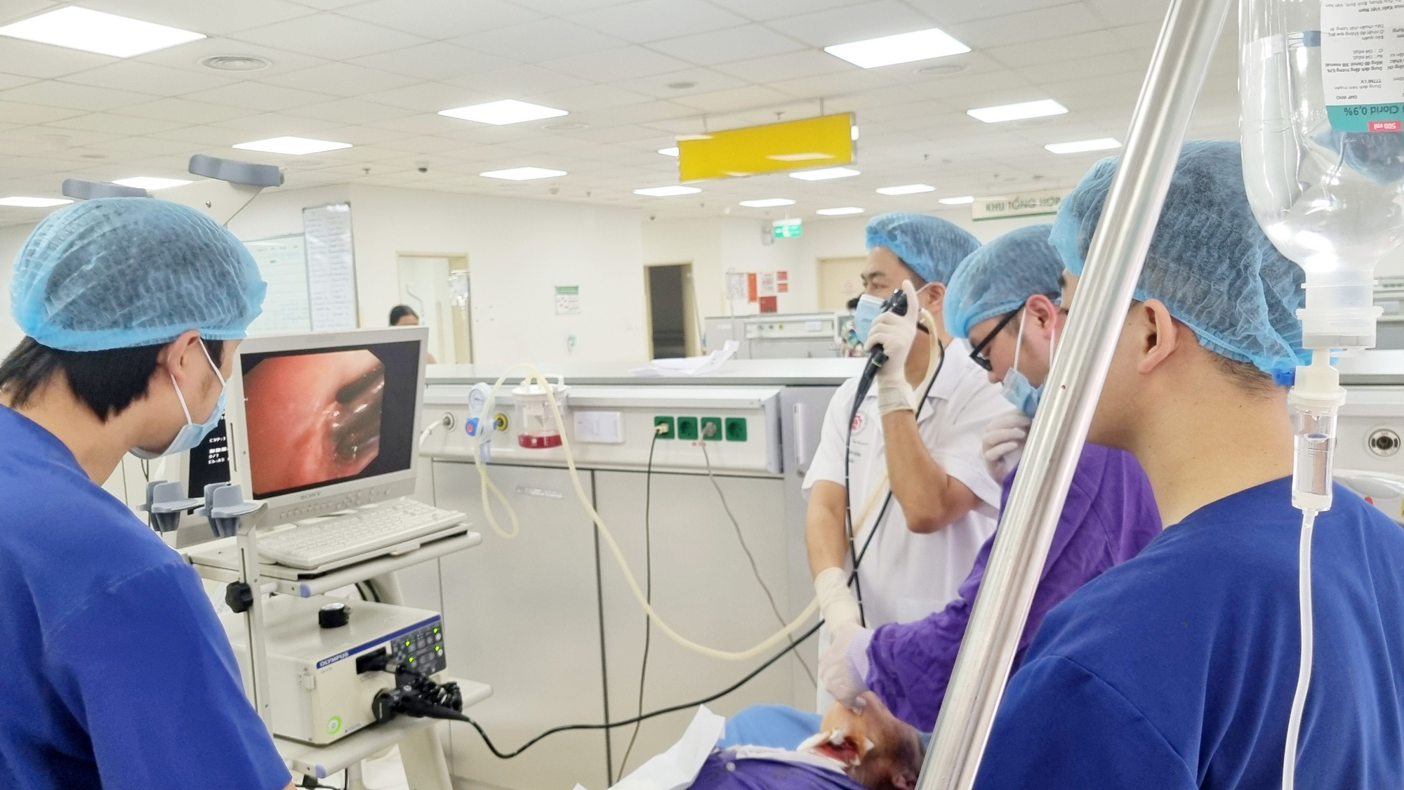 Sau khi ăn hồng xiêm, cụ bà 90 tuổi suýt ngạt thở vì dị vật bé tí- Ảnh 2.