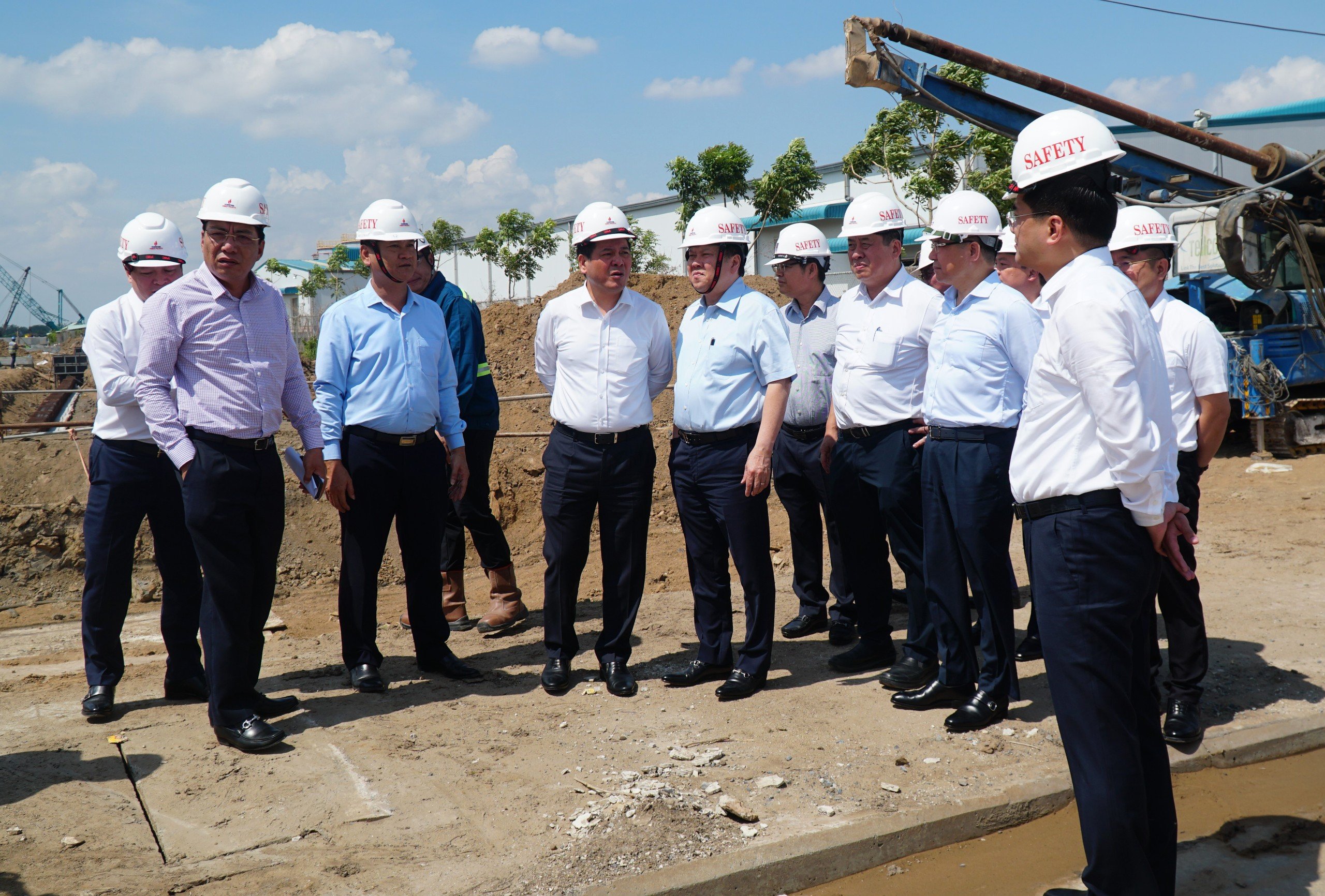 Tháng 4/2024: Petrovietnam đón nhận nhiều tin vui, hoạt động SXKD tiếp đà tăng trưởng- Ảnh 1.