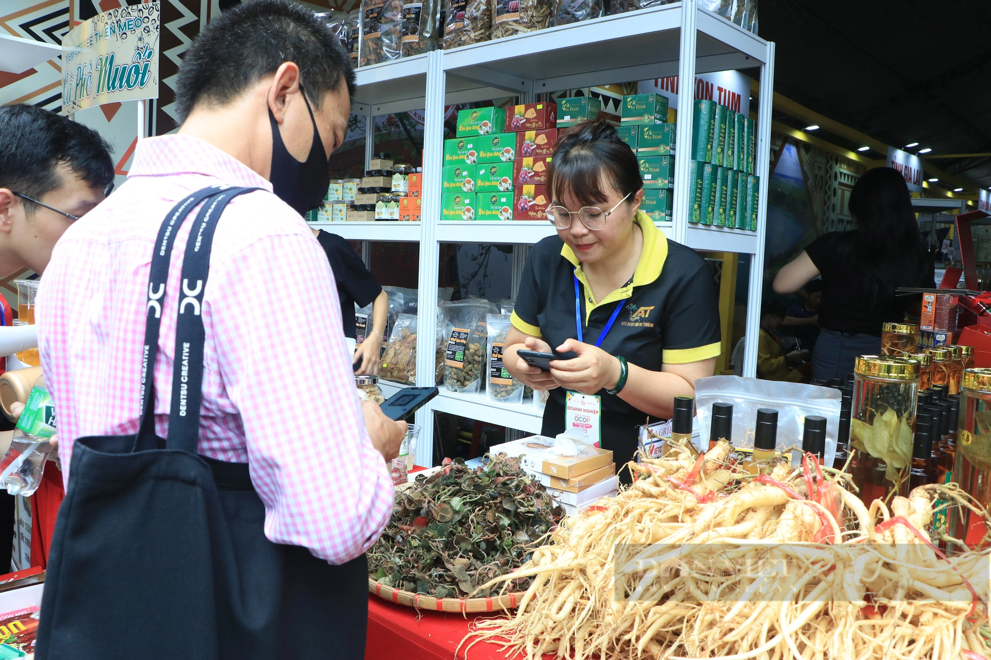 Tái hiện không gian trồng sâm Ngọc Linh tại Lễ hội sâm TP.HCM- Ảnh 1.