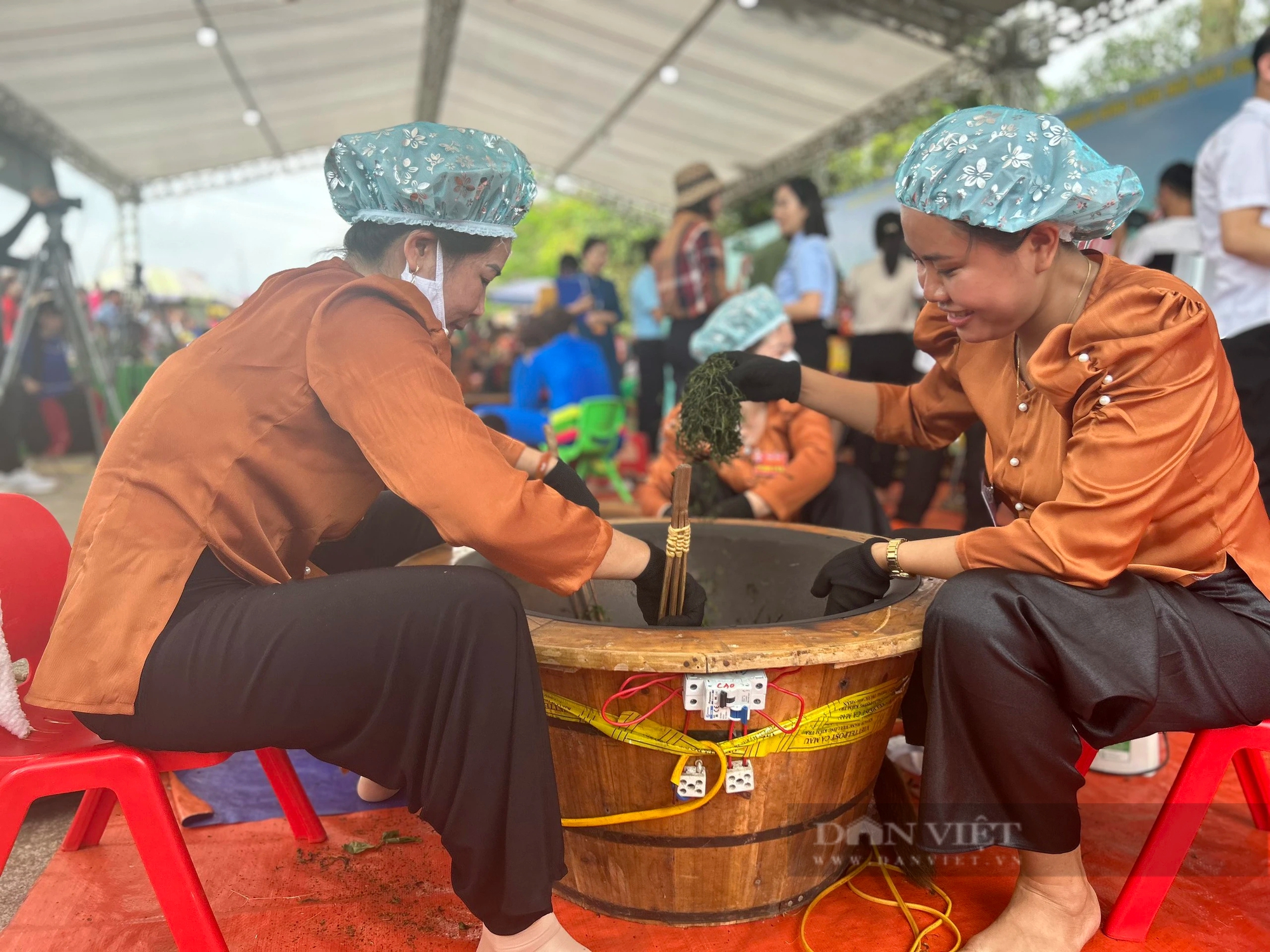 Đấu giá toàn bộ sản phẩm trà trong hội thi "Bàn tay vàng chế biến chè", giá cao nhất lên tới 68 triệu đồng/kg- Ảnh 1.