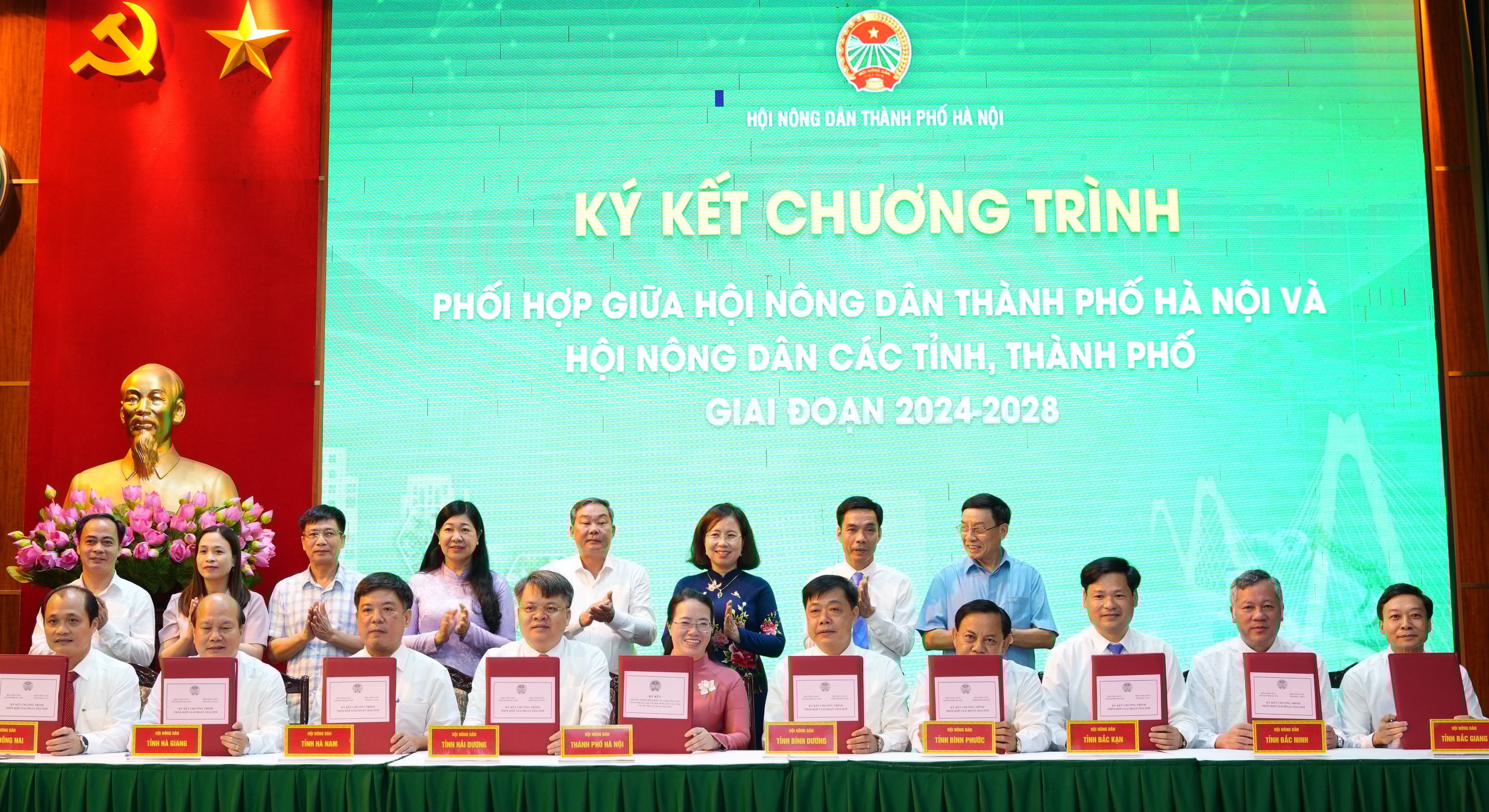 Hội Nông dân TP Hà Nội và Hội Nông dân 36 tỉnh, thành ký kết chương trình phối hợp giai đoạn 2024-2028- Ảnh 2.