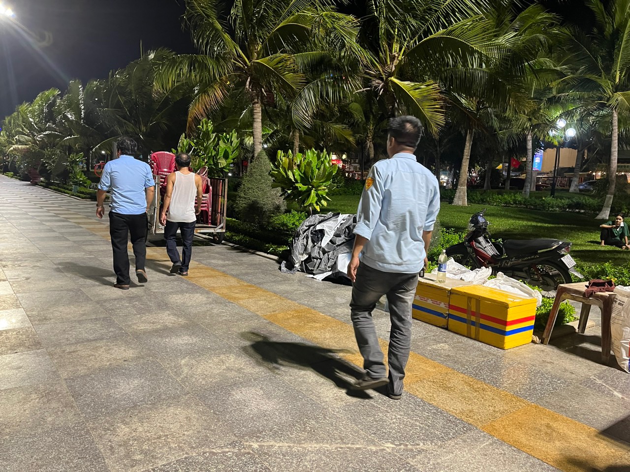 Người bán nước ở công viên tại Bình Định bất ngờ dí dao vào cổ nhân viên Đội Trật tự đô thị- Ảnh 1.