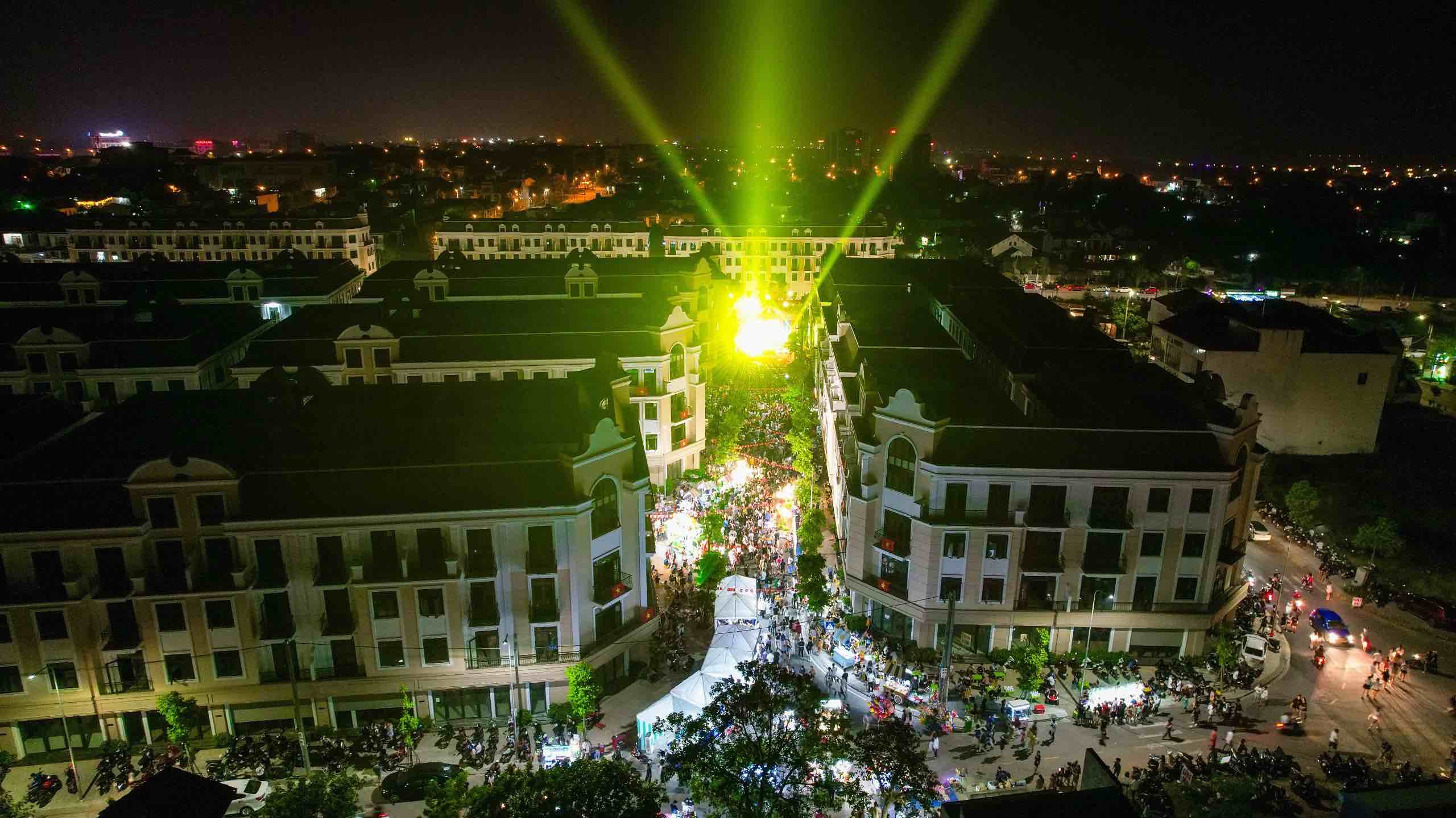 Ngập tràn sắc hè miền nhiệt đới tại Hello Summer Vincom Shophouse Royal Park- Ảnh 7.