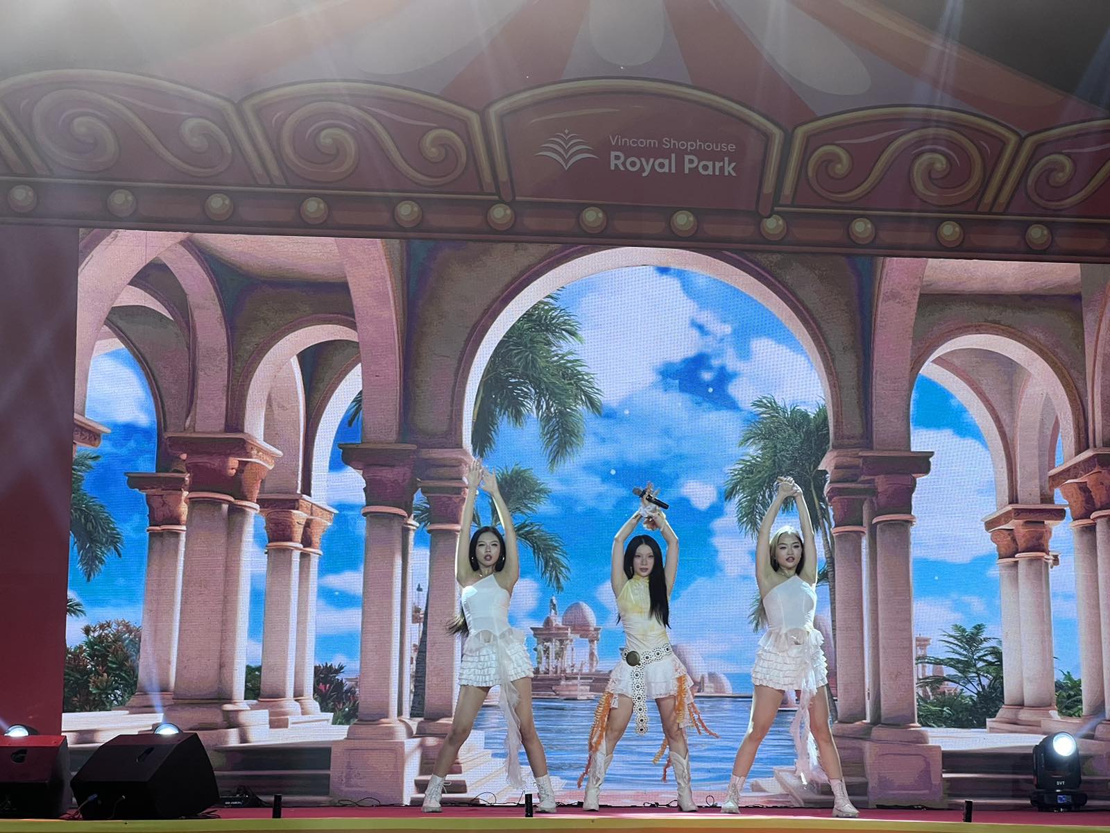 Ngập tràn sắc hè miền nhiệt đới tại Hello Summer Vincom Shophouse Royal Park- Ảnh 9.
